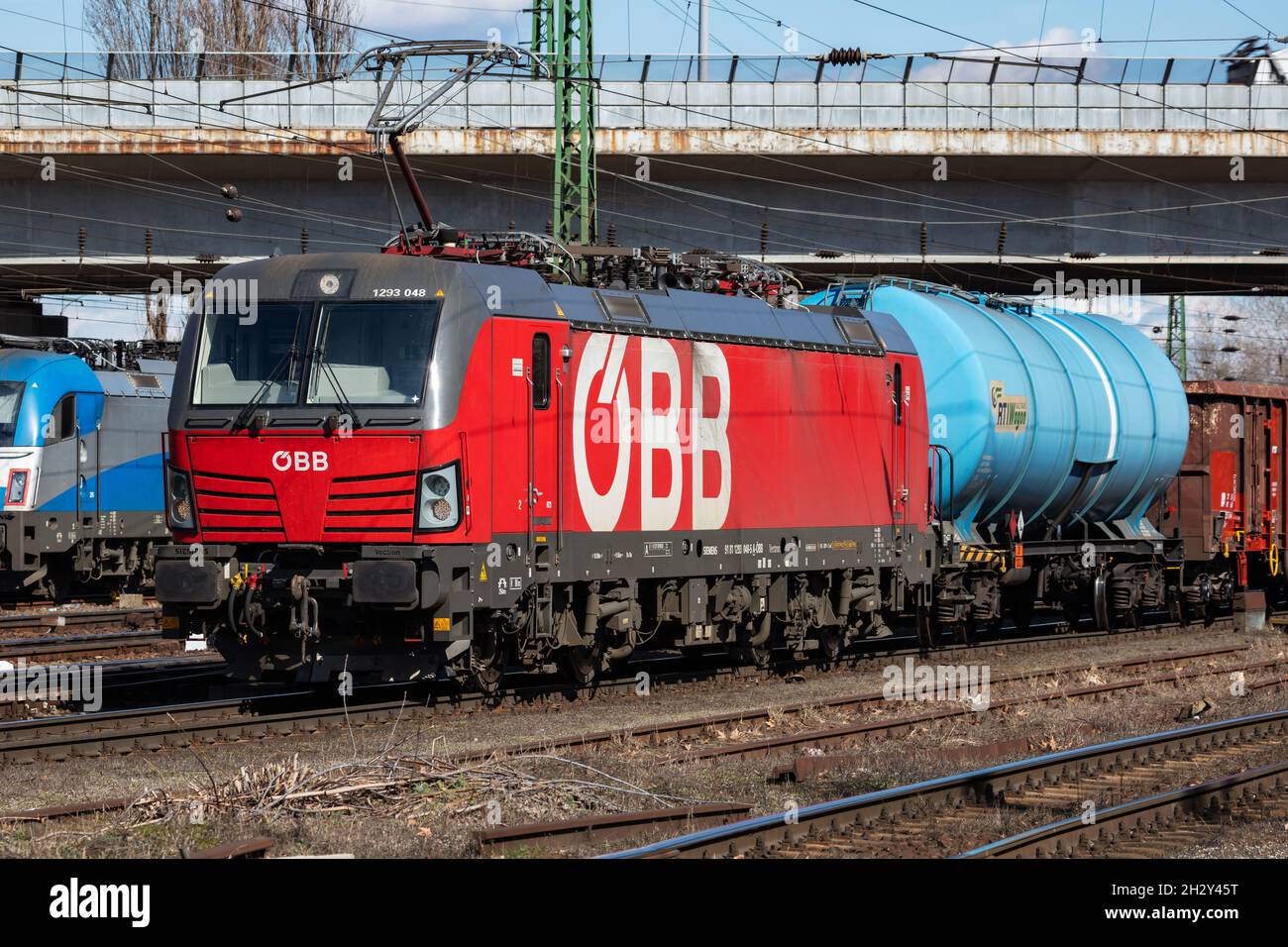 Budapest, Ungheria - 13 marzo 2021: Trasporto ferroviario internazionale. Carro ferroviario per il trasporto merci alla stazione ferroviaria. Trasporto e spedizione globale. Foto Stock
