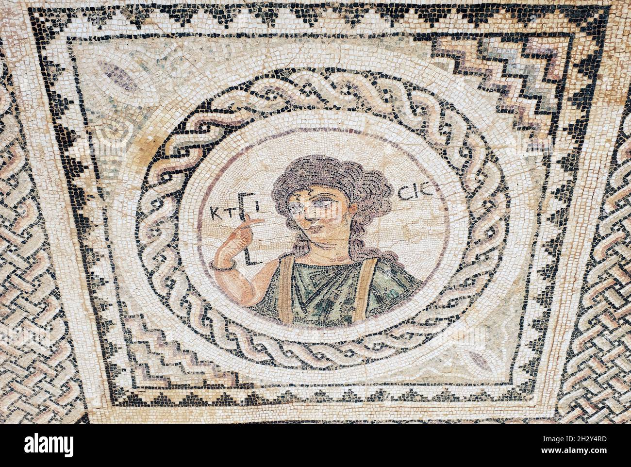 Mosaico da pavimento raffigurante Ktisis che detiene uno strumento di misura nella Casa di Eustolio, Kourion, Repubblica di Cipro Foto Stock