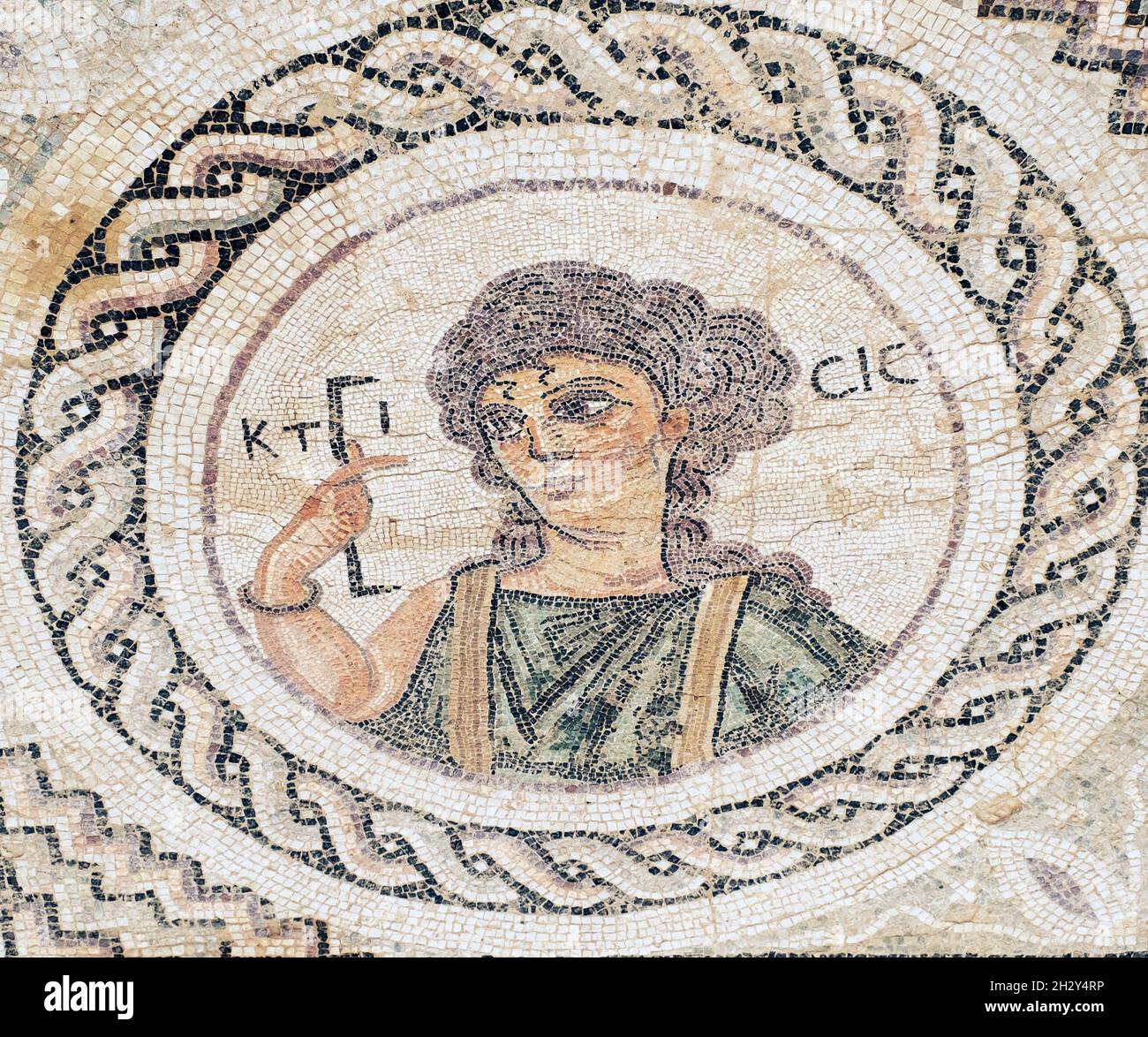 Mosaico da pavimento raffigurante Ktisis che detiene uno strumento di misura nella Casa di Eustolio, Kourion, Repubblica di Cipro Foto Stock
