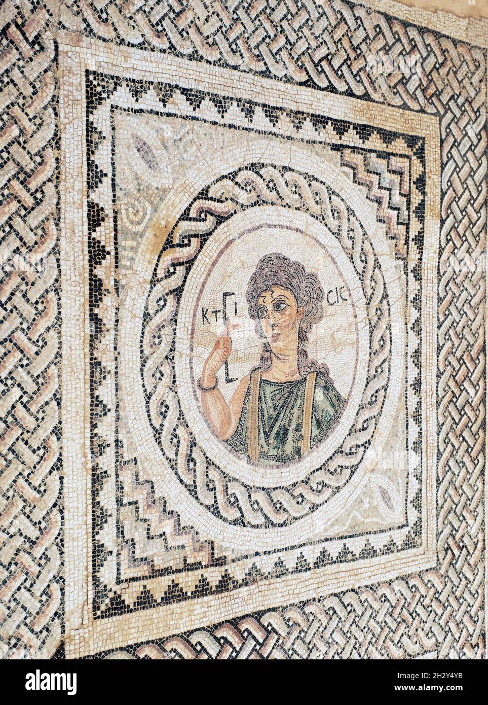 Mosaico da pavimento raffigurante Ktisis che detiene uno strumento di misura nella Casa di Eustolio, Kourion, Repubblica di Cipro Foto Stock