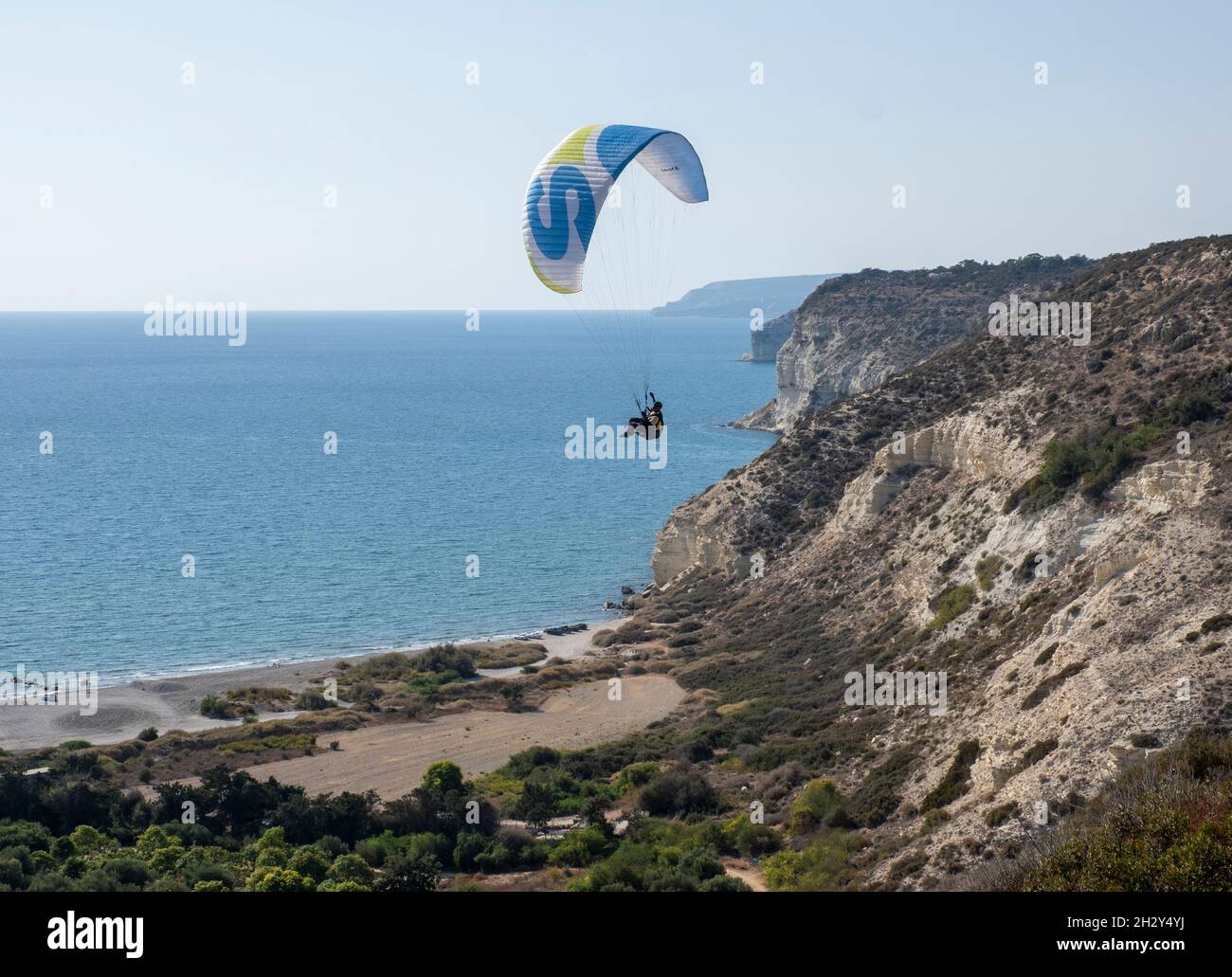Il parapendio prende il largo sulla scogliera presso il sito archeologico di Kourion, Episkopi, Cipro. Foto Stock