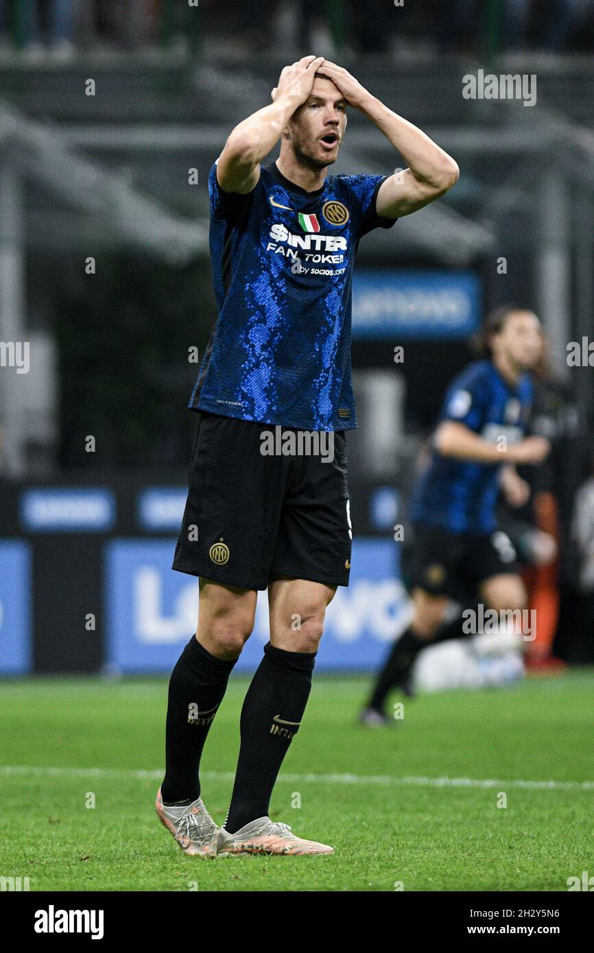 Milano, Italia - 24 Ottobre 2021: Edin Džeko del FC Internazionale sembra abbattuto durante la Serie A Campionato Italiano di calcio partita FC Internazionale vs Juventus allo Stadio San Siro Foto Stock