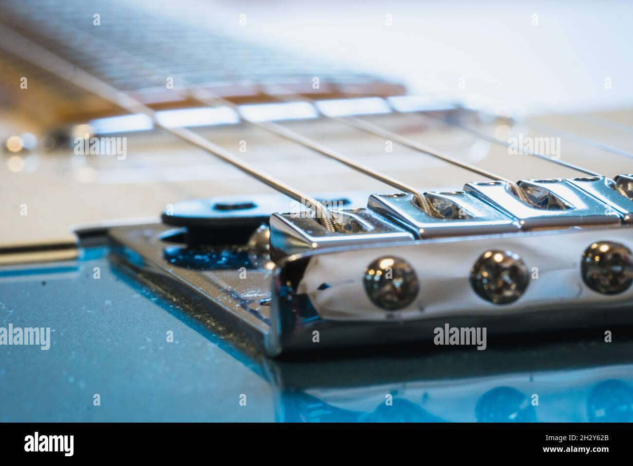 Primo piano del ponte di chitarra e delle corde Foto Stock