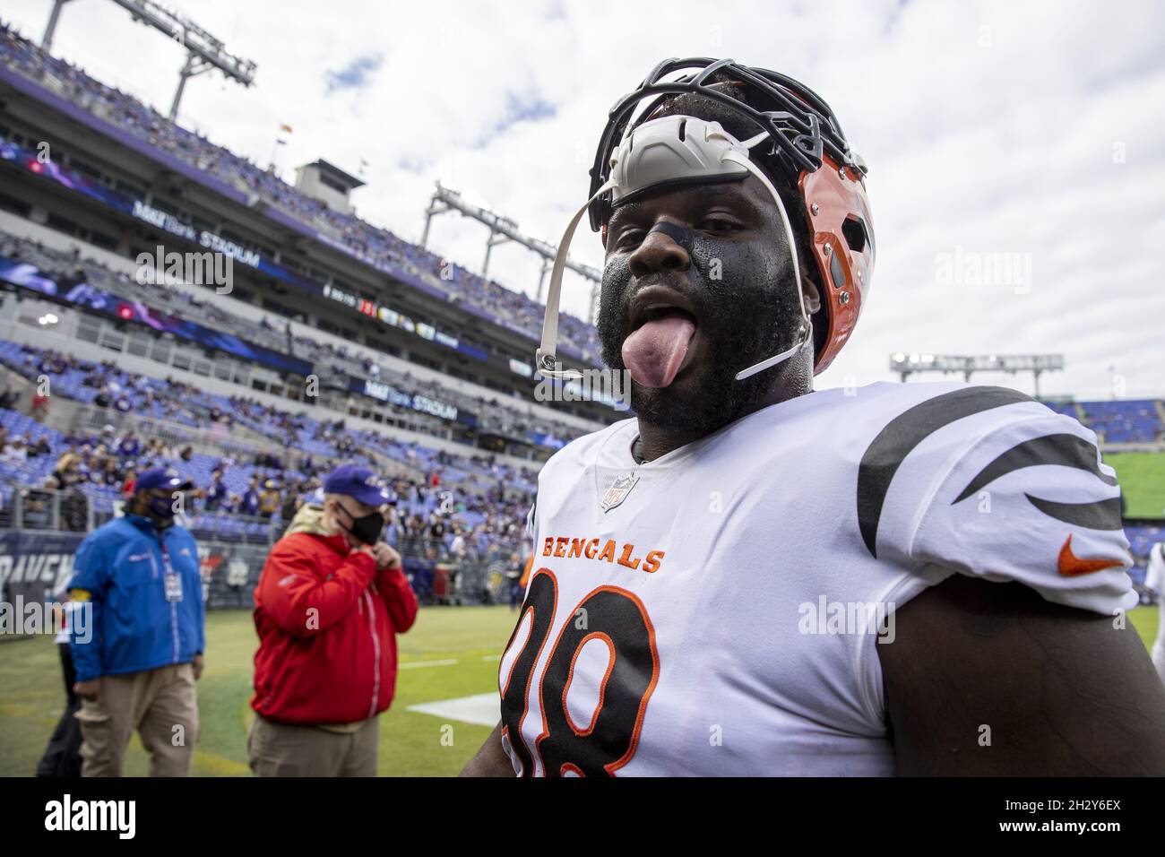 Baltimora, Stati Uniti. 24 ottobre 2021. Cincinnati Bengals difensivo Tackle D.J. Reader (98) esce dal campo prima di giocare contro i Baltimore Ravens all'M&T Bank Stadium di Baltimora, Maryland, domenica 24 ottobre 2021. Foto di Tasos Katopodis/UPI Credit: UPI/Alamy Live News Foto Stock