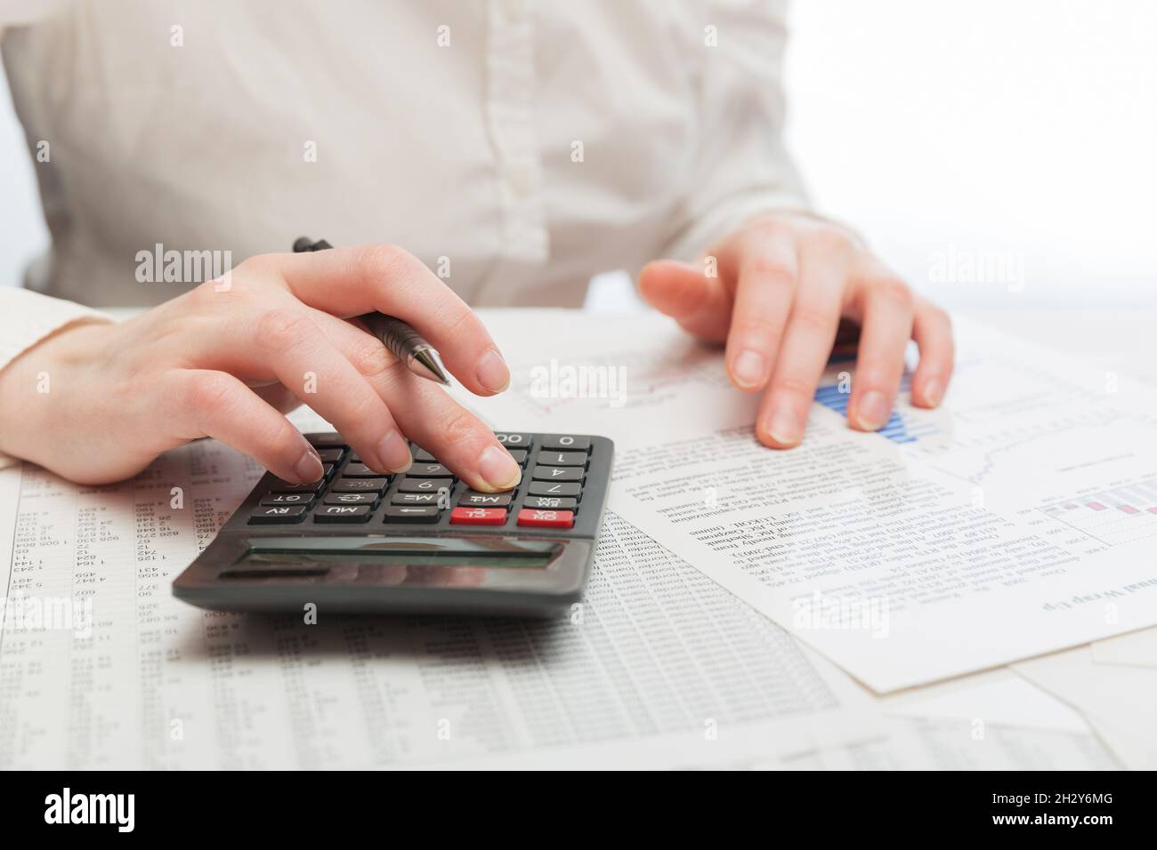 La contabilità finanziaria business donna utilizzando la calcolatrice in office Foto Stock