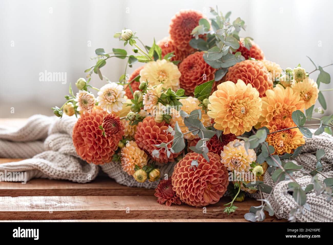 Un bouquet di crisantemi gialli e arancioni su sfondo sfocato. Foto Stock