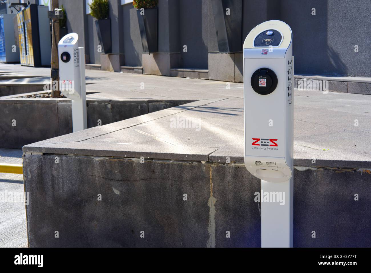 Unità di ricarica di veicoli elettronici presso la stazione di ricarica di ZES -Zorlu Energy Solutions- Outdoor in una giornata di sole a Eskisehir Turchia Foto Stock