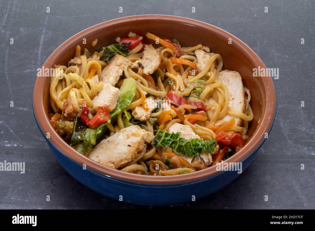 Ciotola di pollo cinese a chow mein Foto Stock
