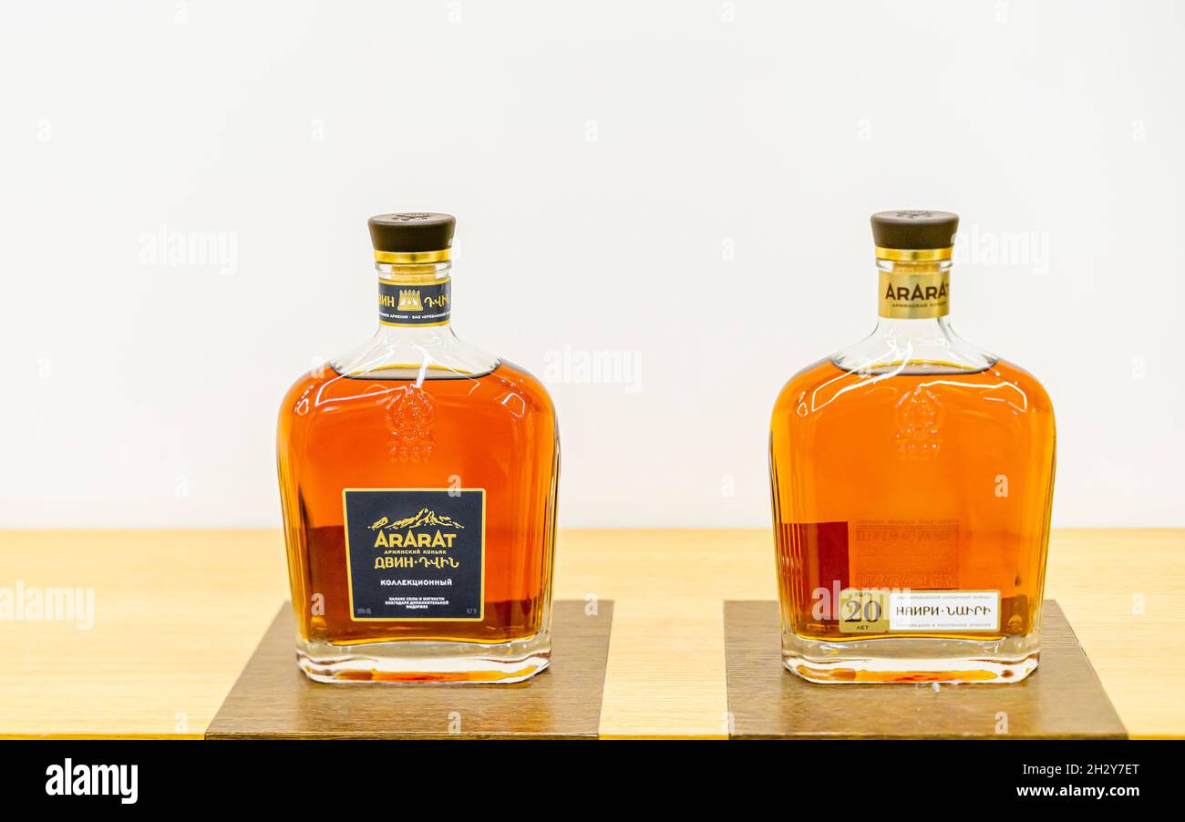 Bottiglie di brandy ARARAT DWIN, 20 anni, in mostra, padiglione Armenia a VDNKH, Mosca, Russia Foto Stock