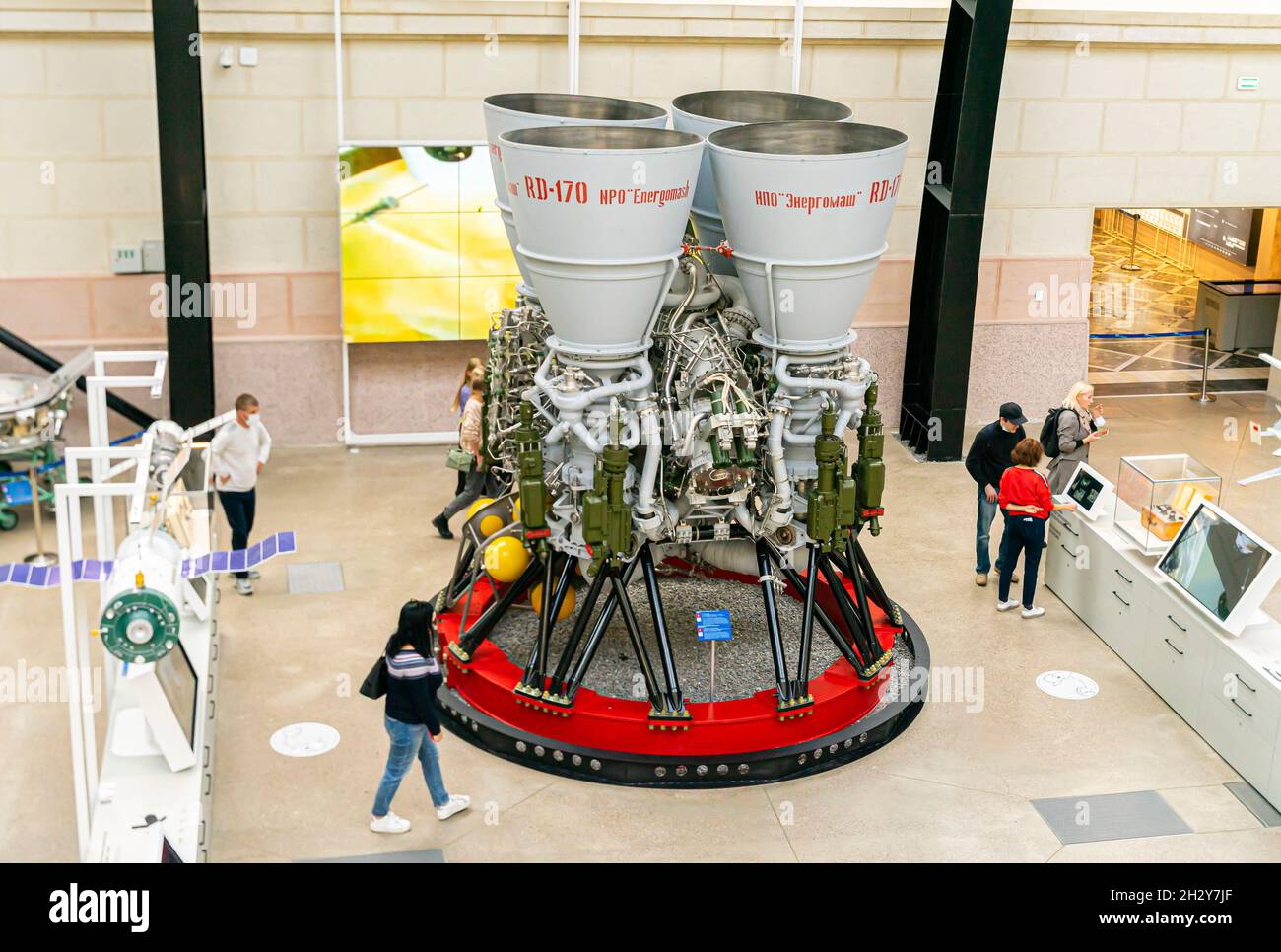 Rocket Engine RD-170, il più potente motore di razzo a combustibile liquido al mondo in mostra in Cosmonautics and Aviation Pavilion, VDNKH, Mosca, Russia Foto Stock
