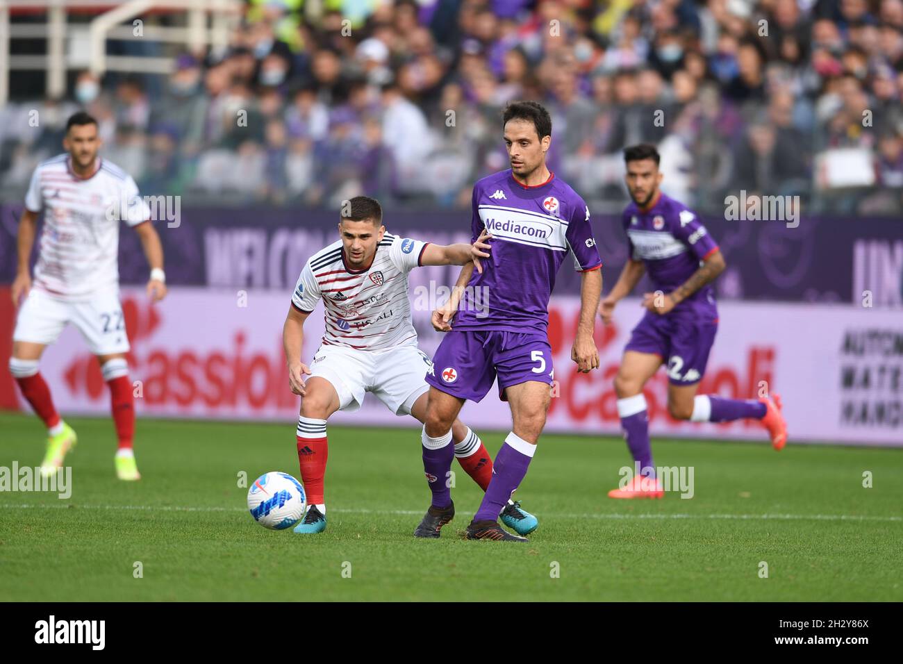 Giacomo Bonaventura (Fiorentina)Razvan Gabriel Marin (Cagliari) Durante la partita italiana 'srie A' tra Fiorentina 3-0 Cagliari allo Stadio Artemio Franchi il 24 ottobre 2021 a Firenze. (Foto di Maurizio Borsari/AFLO) Foto Stock