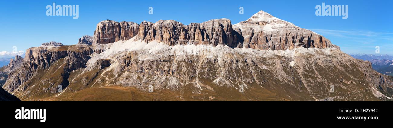 Vista autunnale di Sella Gruppe e Piz boe, Dolomiti montagne, Italia Foto Stock