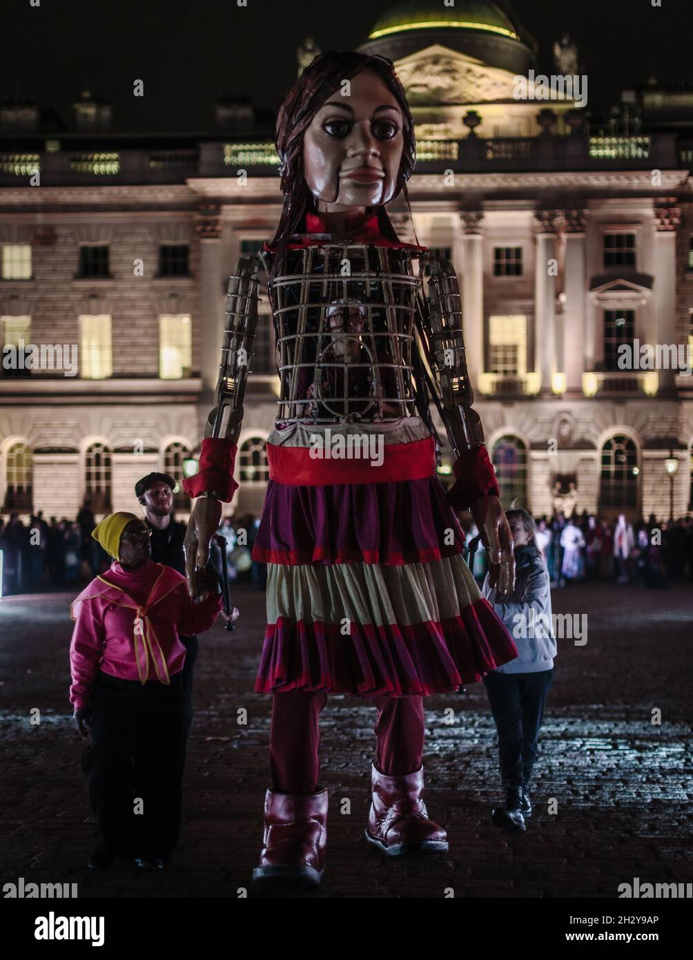 The Walk - un festival itinerante di arte a sostegno dei rifugiati, portato in vita nella forma di un burattino gigante chiamato 'Little Amal' a Somerset House. Foto Stock