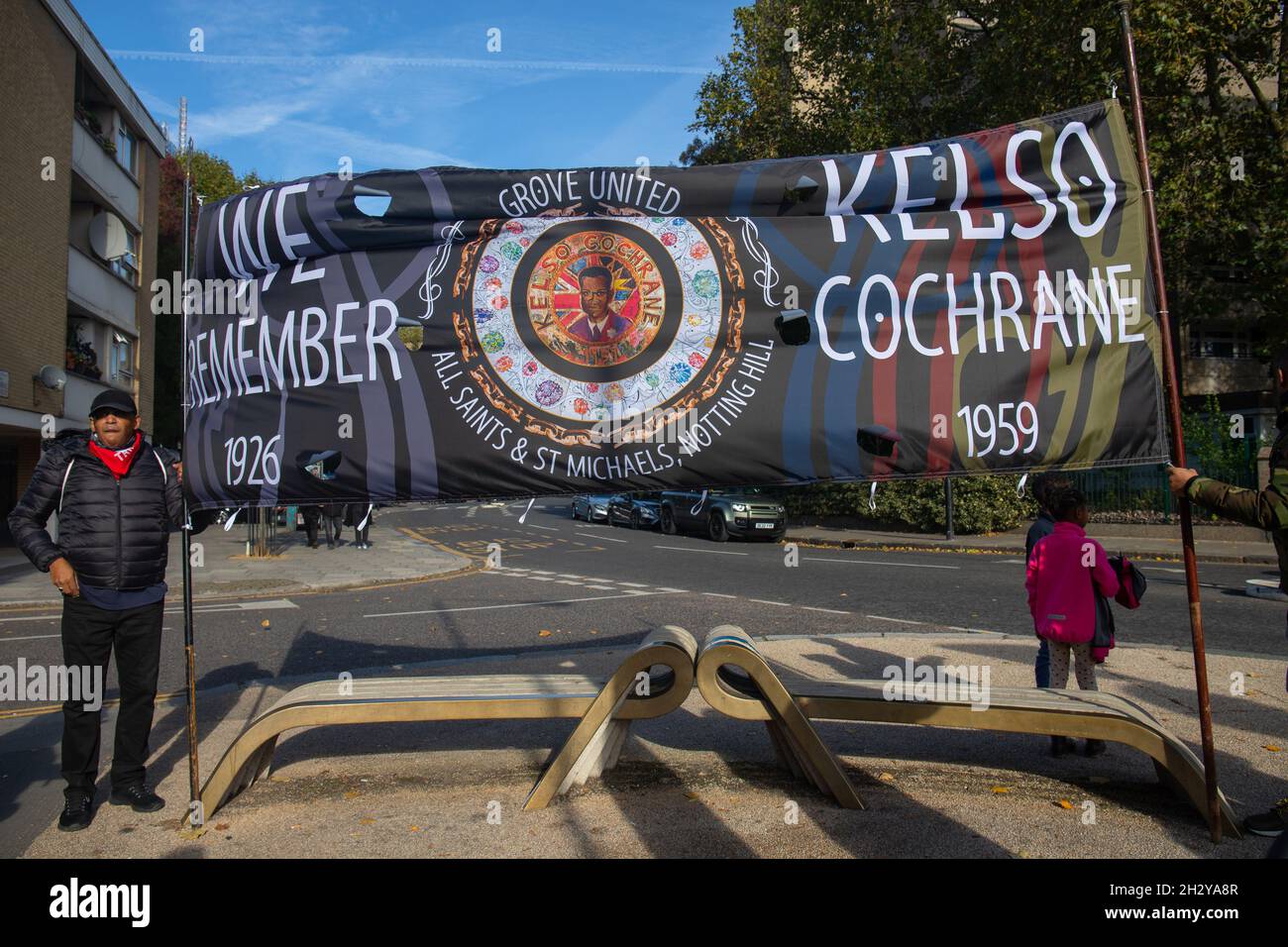 Londra, Inghilterra, Regno Unito 24 ottobre 2021 il gruppo comunitario Grove United ricorda la vita di Kelso Cochrane che ha subito il primo omicidio razzista registrato in Gran Bretagna nel 1959 come parte del Black History Month. Al gruppo hanno aderito marcia Haynes di Grove United e Felicity Buchan MP per Kensington e Chelsea. Una targa ricordo per Kelso Cochrane è eretto all'angolo di Golborne Road sopra il ristorante Cha Cha & Sister Jane. Si è svolta una processione dal luogo in cui morì alla Chiesa di San Michele a Ladbroke Grove. Foto Stock