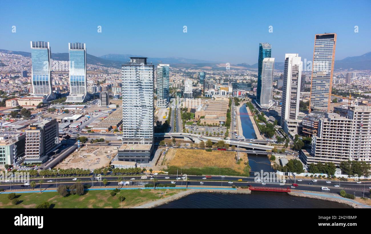 IZMIR, TURCHIA - Sep 08, 2021: Il paesaggio urbano di Izmir, Turchia con parchi e grattacieli Foto Stock