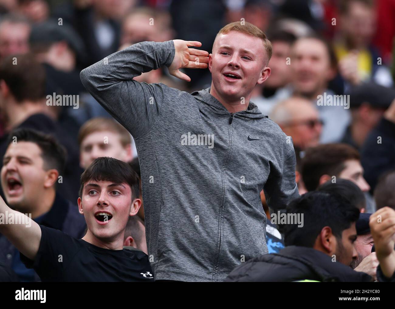 Londra, Inghilterra, 24 ottobre 2021. I tifosi del West Ham hanno assalito i tifosi del Tottenham durante la partita della Premier League al London Stadium di Londra. Il credito d'immagine dovrebbe leggere: Jacques Feeney / Sportimage Foto Stock