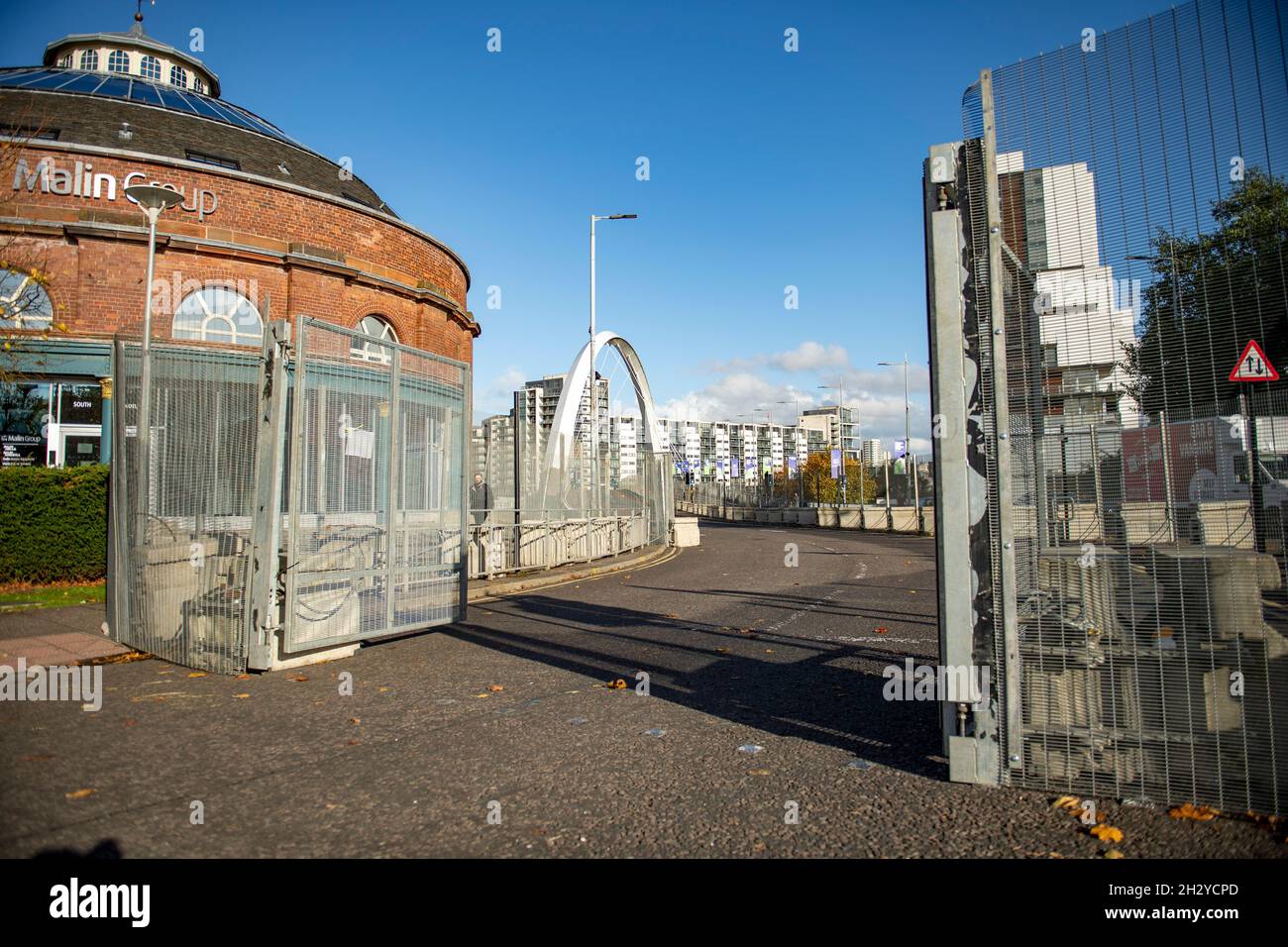 Glasgow, Scozia, Regno Unito. 24 ottobre 2021. NELLA FOTO: Vista sul sito COP26 che mostra il fiume Clyde e il porto, con gli edifici del Campus Scottish Event (OVO Hydro Arena, SEC Armadillo e SECC edifici) insieme al Crown Plaza Hotel e l'anello di sicurezza in acciaio che circonda la zona. Ci si aspetta che i Capi di Stato, insieme a migliaia di delegati, media e manifestanti, atterreranno a Glasgow molto presto per l'inizio del Vertice sui cambiamenti climatici che si terrà il 31 ottobre. Credit: Colin Fisher/Alamy Live News Foto Stock