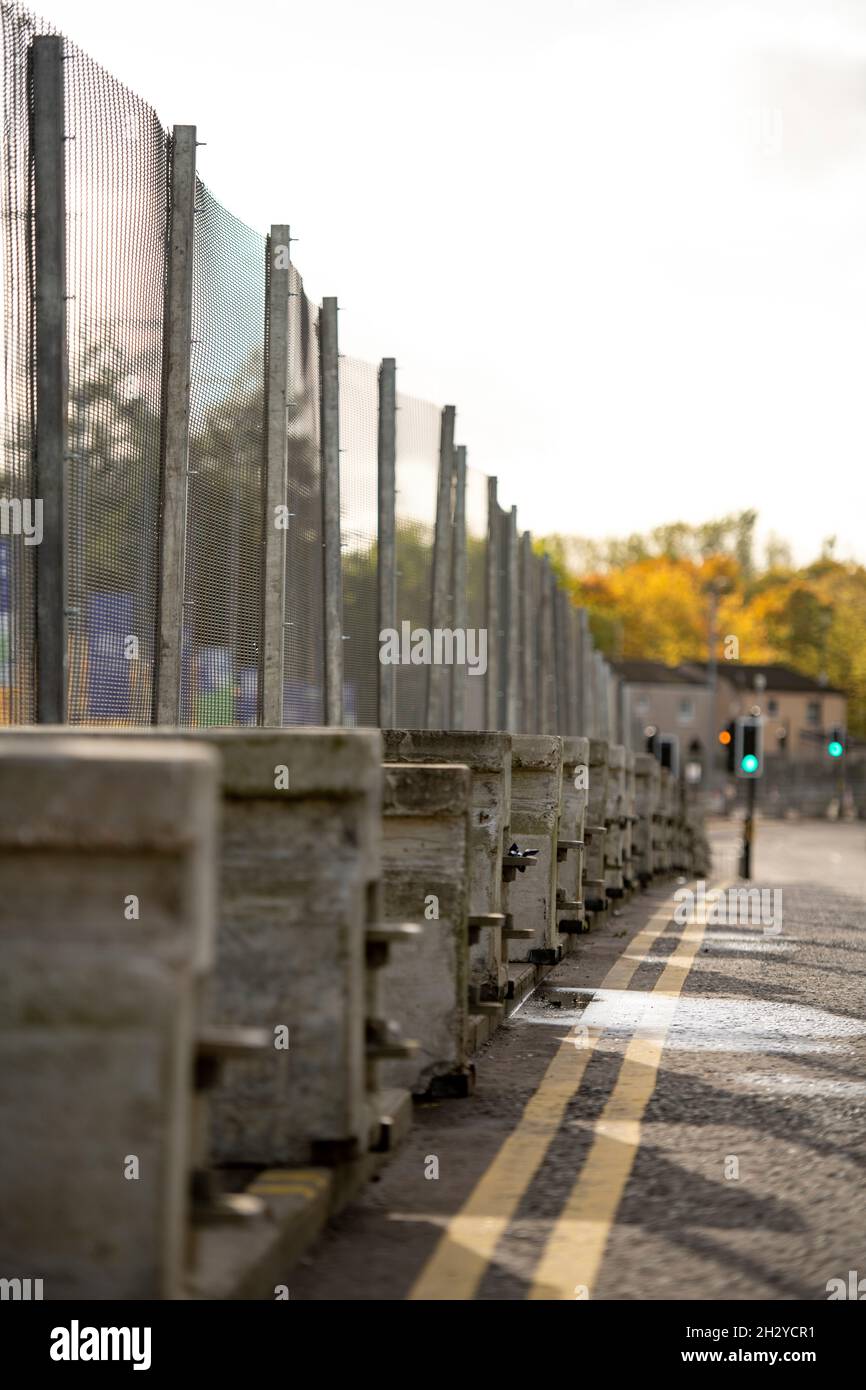 Glasgow, Scozia, Regno Unito. 24 ottobre 2021. NELLA FOTO: Vista sul sito COP26 che mostra il fiume Clyde e il porto, con gli edifici del Campus Scottish Event (OVO Hydro Arena, SEC Armadillo e SECC edifici) insieme al Crown Plaza Hotel e l'anello di sicurezza in acciaio che circonda la zona. Ci si aspetta che i Capi di Stato, insieme a migliaia di delegati, media e manifestanti, atterreranno a Glasgow molto presto per l'inizio del Vertice sui cambiamenti climatici che si terrà il 31 ottobre. Credit: Colin Fisher/Alamy Live News Foto Stock