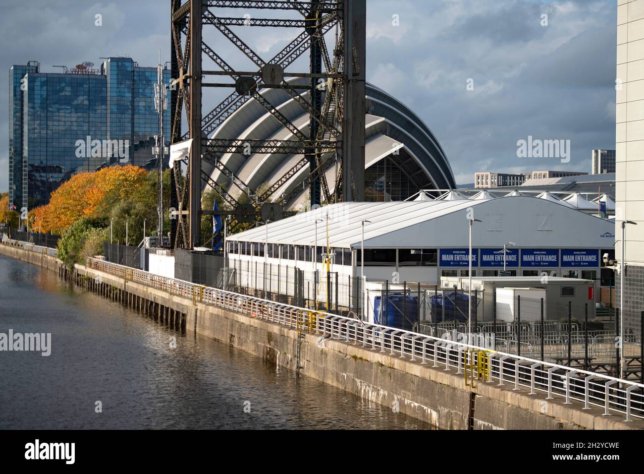 Glasgow, Scozia, Regno Unito. 24 ottobre 2021. NELLA FOTO: Vista sul sito COP26 che mostra il fiume Clyde e il porto, con gli edifici del Campus Scottish Event (OVO Hydro Arena, SEC Armadillo e SECC edifici) insieme al Crown Plaza Hotel e l'anello di sicurezza in acciaio che circonda la zona. Ci si aspetta che i Capi di Stato, insieme a migliaia di delegati, media e manifestanti, atterreranno a Glasgow molto presto per l'inizio del Vertice sui cambiamenti climatici che si terrà il 31 ottobre. Credit: Colin Fisher/Alamy Live News Foto Stock