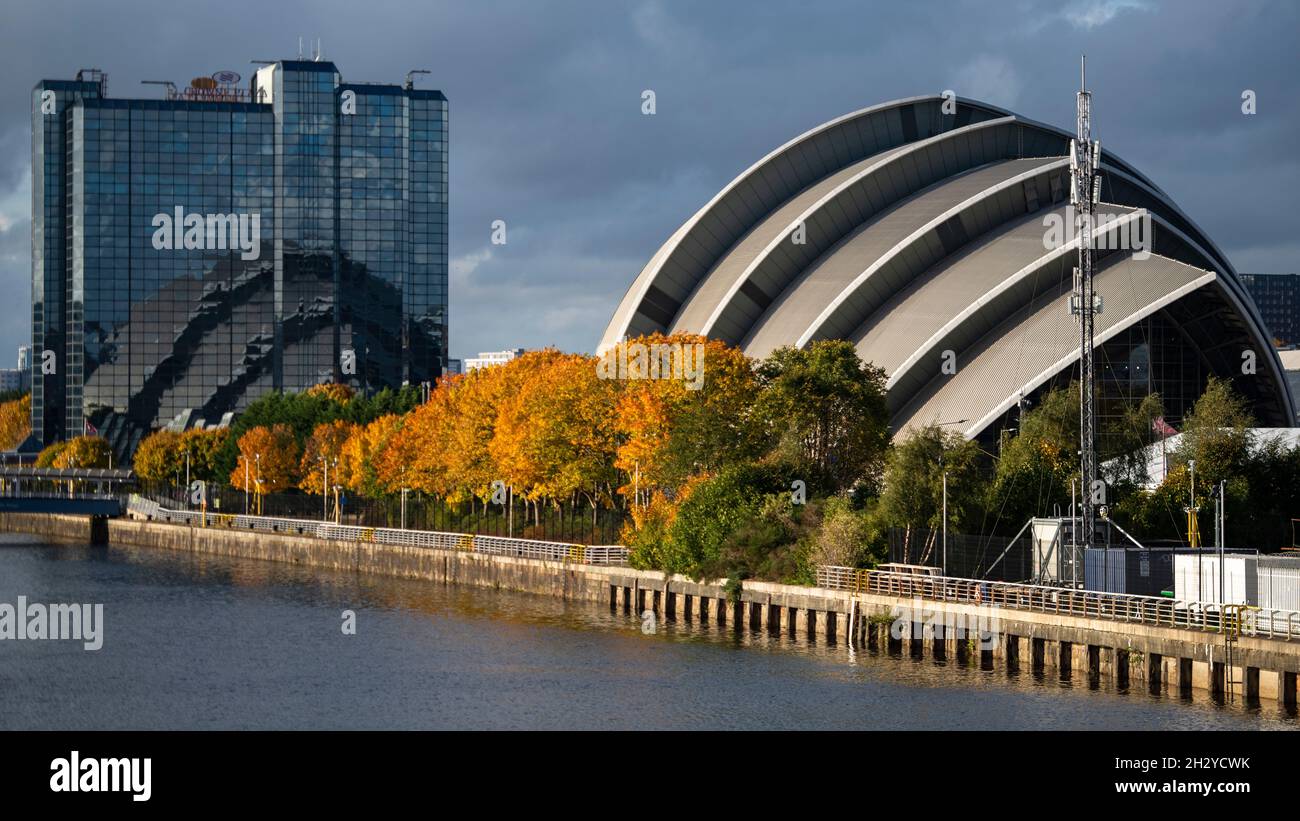 Glasgow, Scozia, Regno Unito. 24 ottobre 2021. NELLA FOTO: Vista sul sito COP26 che mostra il fiume Clyde e il porto, con gli edifici del Campus Scottish Event (OVO Hydro Arena, SEC Armadillo e SECC edifici) insieme al Crown Plaza Hotel e l'anello di sicurezza in acciaio che circonda la zona. Ci si aspetta che i Capi di Stato, insieme a migliaia di delegati, media e manifestanti, atterreranno a Glasgow molto presto per l'inizio del Vertice sui cambiamenti climatici che si terrà il 31 ottobre. Credit: Colin Fisher/Alamy Live News Foto Stock