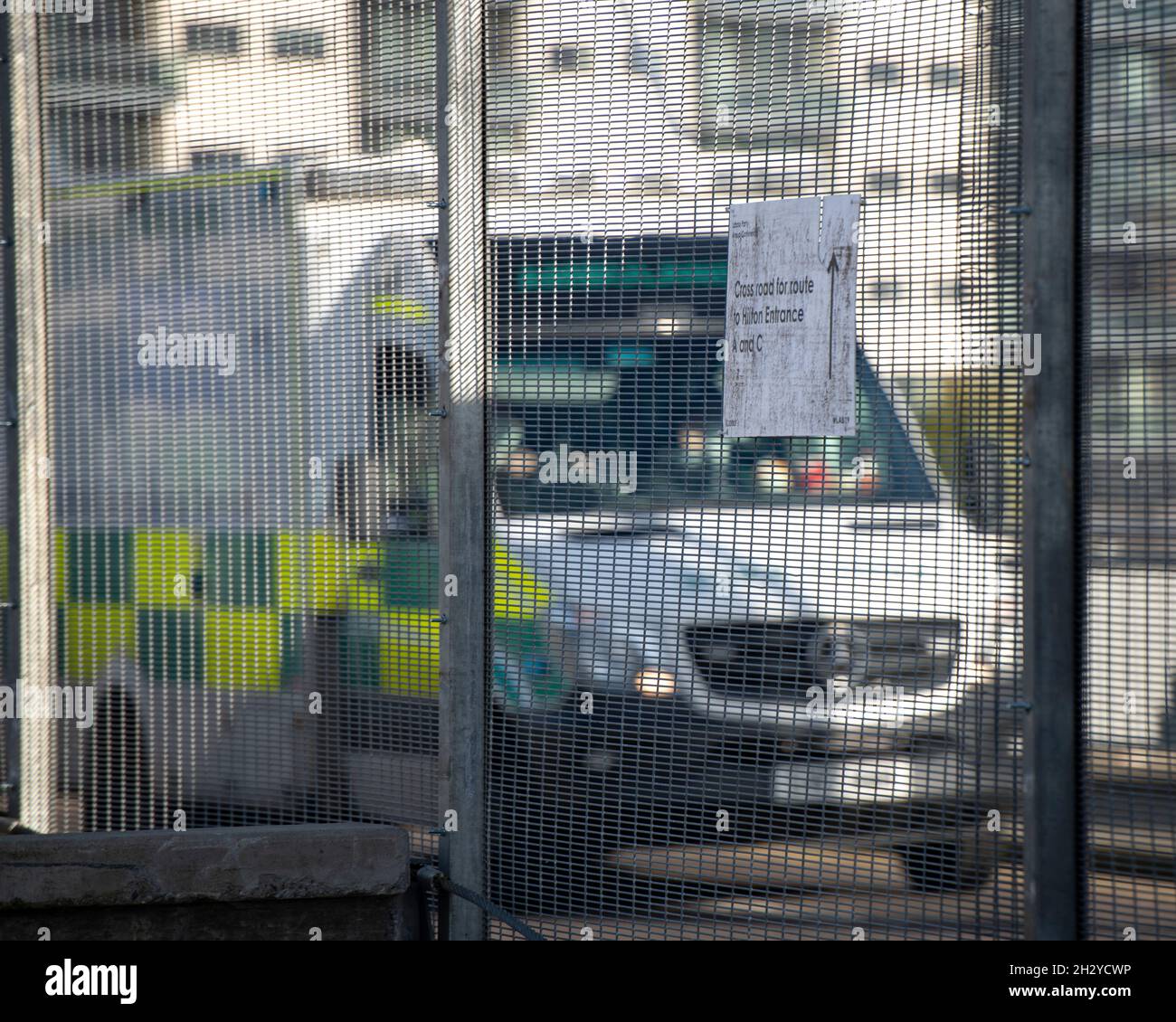 Glasgow, Scozia, Regno Unito. 24 ottobre 2021. NELLA FOTO: Vista sul sito COP26 che mostra il fiume Clyde e il porto, con gli edifici del Campus Scottish Event (OVO Hydro Arena, SEC Armadillo e SECC edifici) insieme al Crown Plaza Hotel e l'anello di sicurezza in acciaio che circonda la zona. Ci si aspetta che i Capi di Stato, insieme a migliaia di delegati, media e manifestanti, atterreranno a Glasgow molto presto per l'inizio del Vertice sui cambiamenti climatici che si terrà il 31 ottobre. Credit: Colin Fisher/Alamy Live News Foto Stock