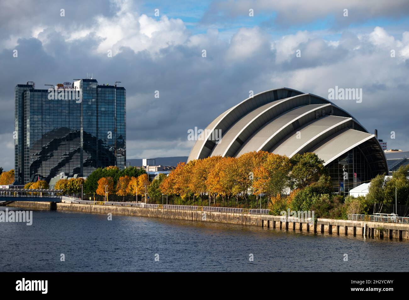 Glasgow, Scozia, Regno Unito. 24 ottobre 2021. NELLA FOTO: Vista sul sito COP26 che mostra il fiume Clyde e il porto, con gli edifici del Campus Scottish Event (OVO Hydro Arena, SEC Armadillo e SECC edifici) insieme al Crown Plaza Hotel e l'anello di sicurezza in acciaio che circonda la zona. Ci si aspetta che i Capi di Stato, insieme a migliaia di delegati, media e manifestanti, atterreranno a Glasgow molto presto per l'inizio del Vertice sui cambiamenti climatici che si terrà il 31 ottobre. Credit: Colin Fisher/Alamy Live News Foto Stock