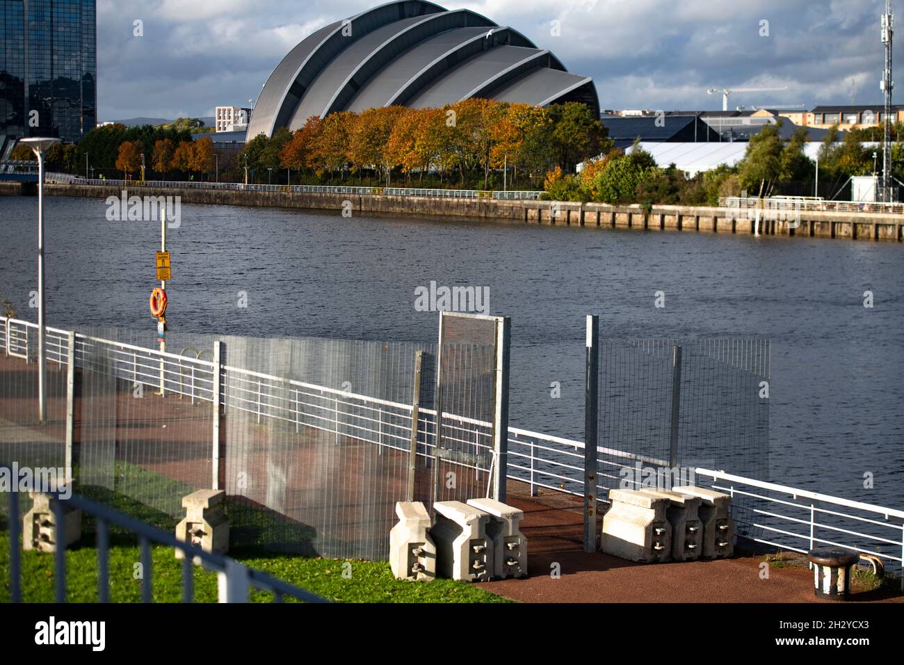 Glasgow, Scozia, Regno Unito. 24 ottobre 2021. NELLA FOTO: Vista sul sito COP26 che mostra il fiume Clyde e il porto, con gli edifici del Campus Scottish Event (OVO Hydro Arena, SEC Armadillo e SECC edifici) insieme al Crown Plaza Hotel e l'anello di sicurezza in acciaio che circonda la zona. Ci si aspetta che i Capi di Stato, insieme a migliaia di delegati, media e manifestanti, atterreranno a Glasgow molto presto per l'inizio del Vertice sui cambiamenti climatici che si terrà il 31 ottobre. Credit: Colin Fisher/Alamy Live News Foto Stock