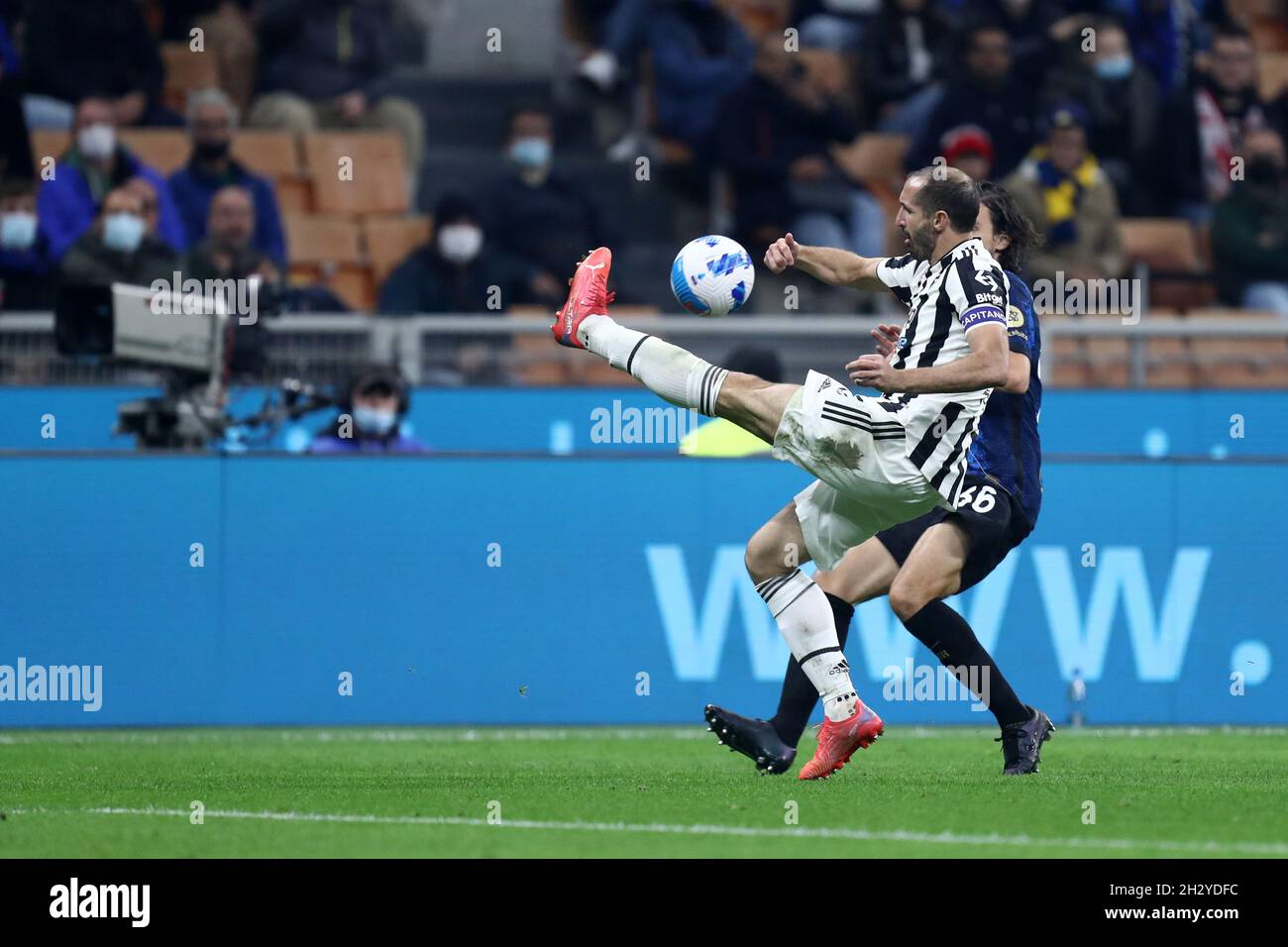 Milano, Italia. 24/10/2021, Matteo Darmian del FC Internazionale e Giorgio Chiellini del Juventus FC combattono per la palla durante la Serie A match tra FC Internazionale e Juventus FC allo Stadio Giuseppe Meazza il 24 ottobre 2021 a Milano. Foto Stock