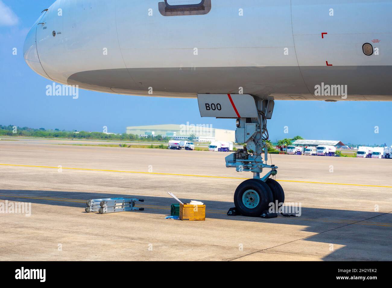 manutenzione del carrello di atterraggio dell'aeromobile all'aeroporto sulla pista, preparazione del volo Foto Stock