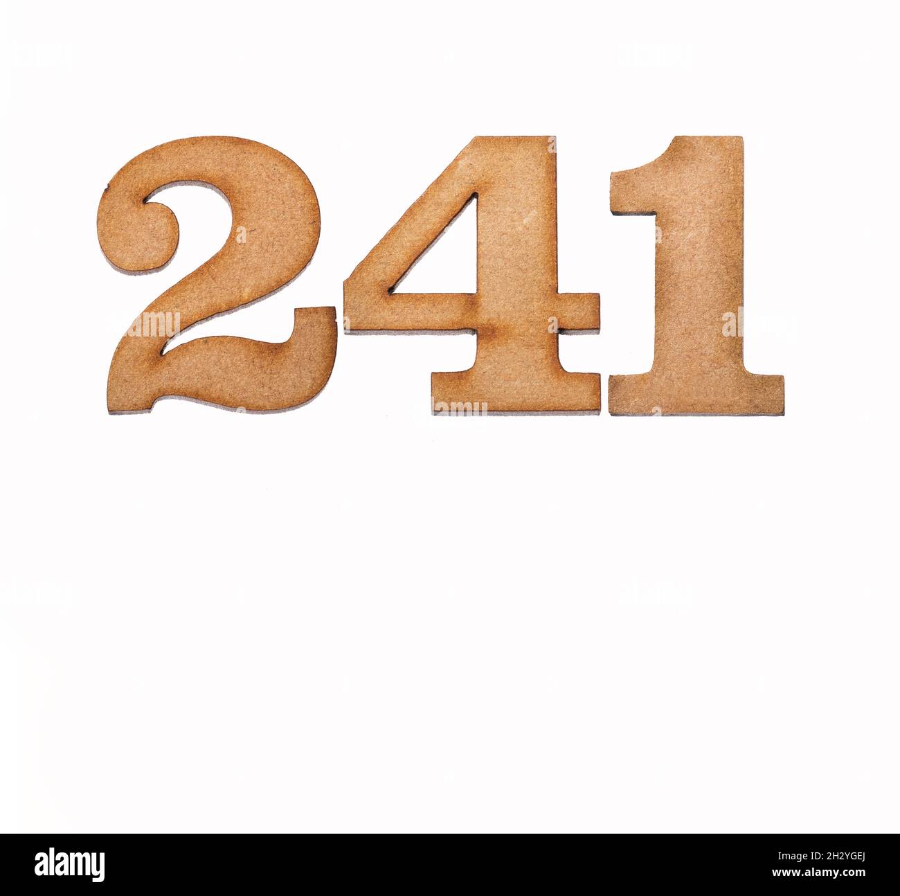 Numero 241 - pezzo di legno isolato su sfondo bianco Foto Stock