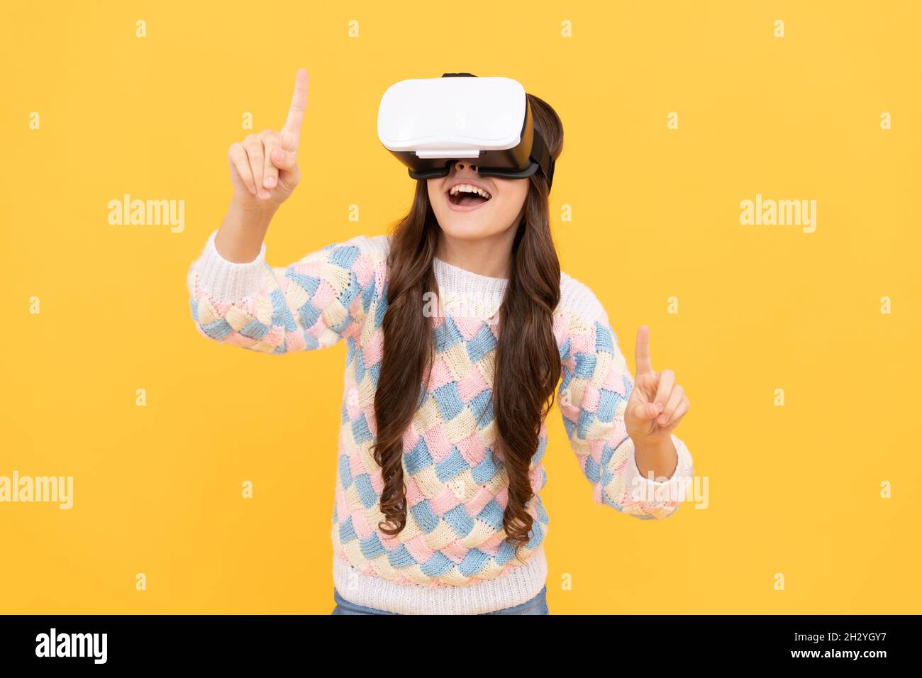 happy teen girl indossa occhiali vr utilizzando la tecnologia del futuro per l'istruzione in realtà virtuale, gadget 3d Foto Stock