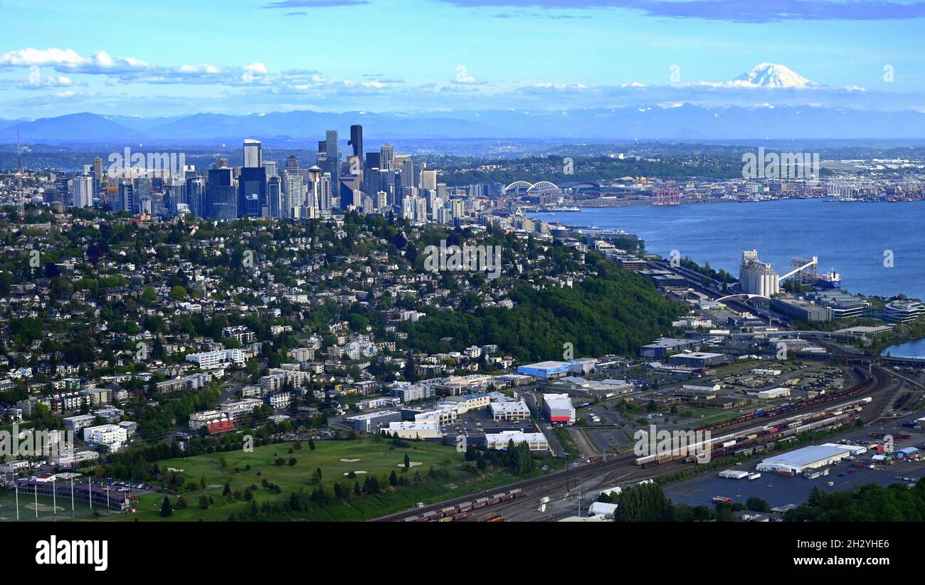 VISTA AEREA DI SEATTLE, WASHINGTON, USA...ELLIOTT BAY, MT RAINIER, E LO SKYLINE DAL QUARTIERE DELLA REGINA ANNE Foto Stock