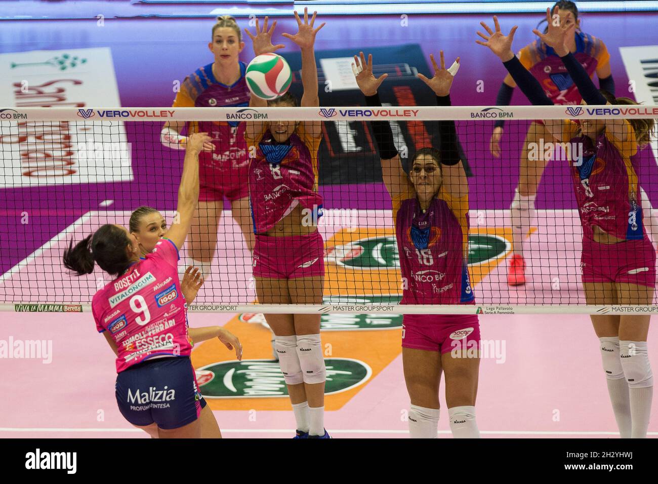 Arena di Monza, Monza (MB), Italia, 24 ottobre 2021, Spike di CATERINA BOSETTI (Igor Gorgonzola Novara) durante il Vero Volley Monza vs Igor Gorgonzola Novara - Pallavolo Serie Italiana A1 Femminile match Foto Stock