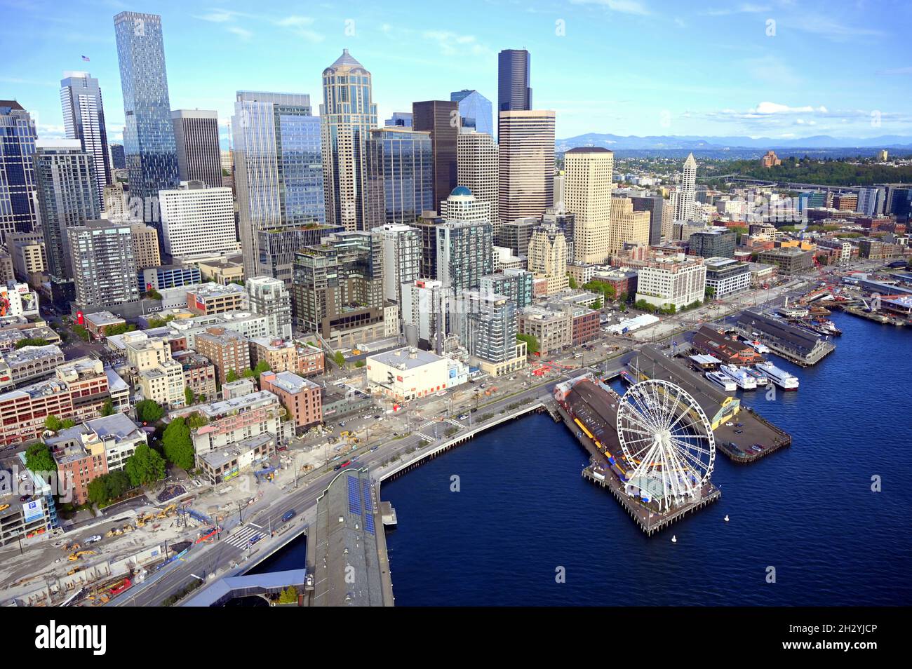 VISTA AEREA DI SEATTLE, WASHINGTON, USA...LO SKYLINE DELLA CITTÀ E IL LUNGOMARE DI ELLIOTT BAY Foto Stock