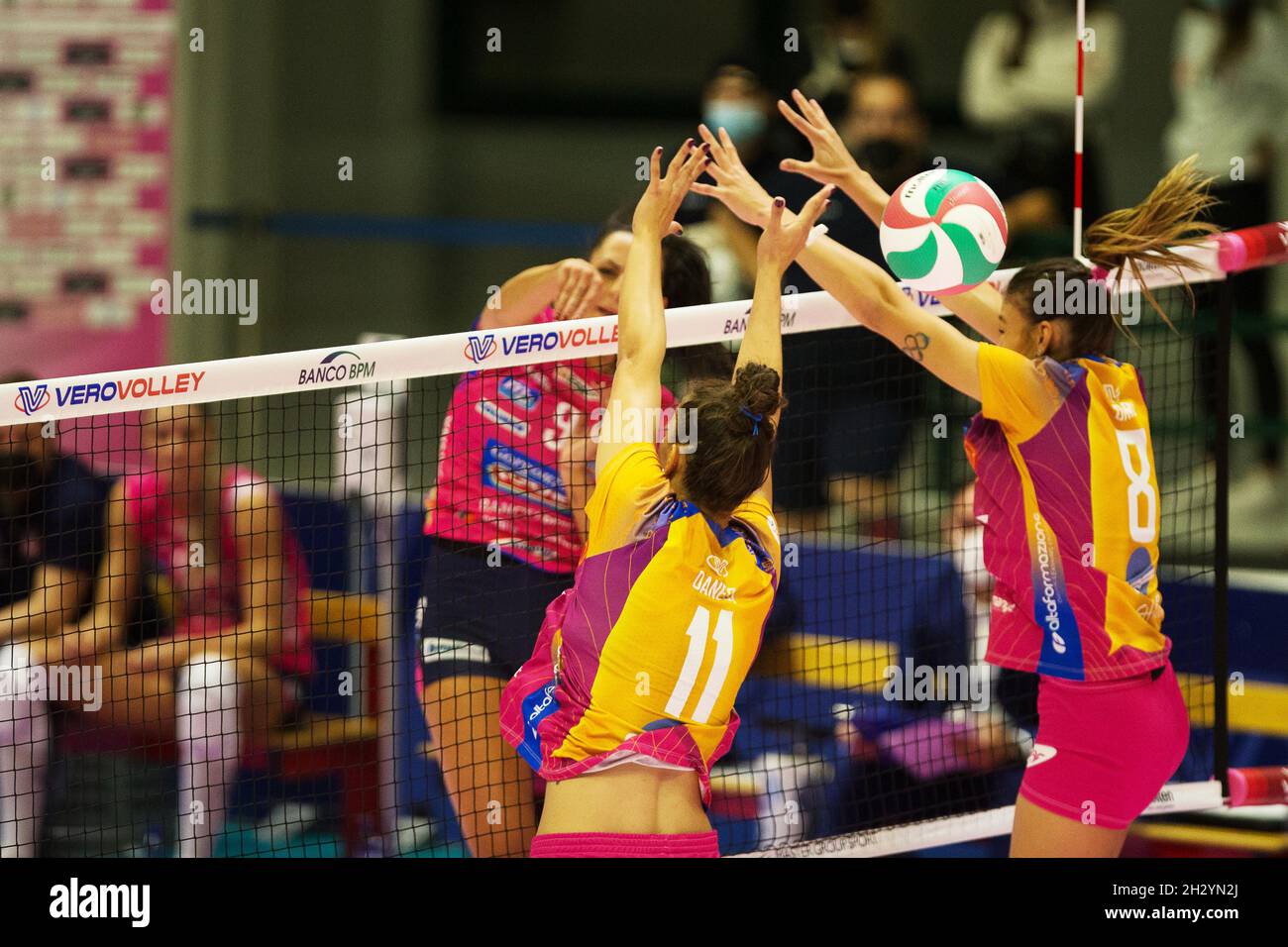Arena di Monza, Monza (MB), Italia, 24 ottobre 2021, Spike di CATERINA BOSETTI (Igor Gorgonzola Novara) sopra il blocco ANNA DANESI e ALESSIA ORRO (vero Volley Monza) durante il Vero Volley Monza vs Igor Gorgonzola Novara - Pallavolo Serie Italiana A1 Women Match Foto Stock