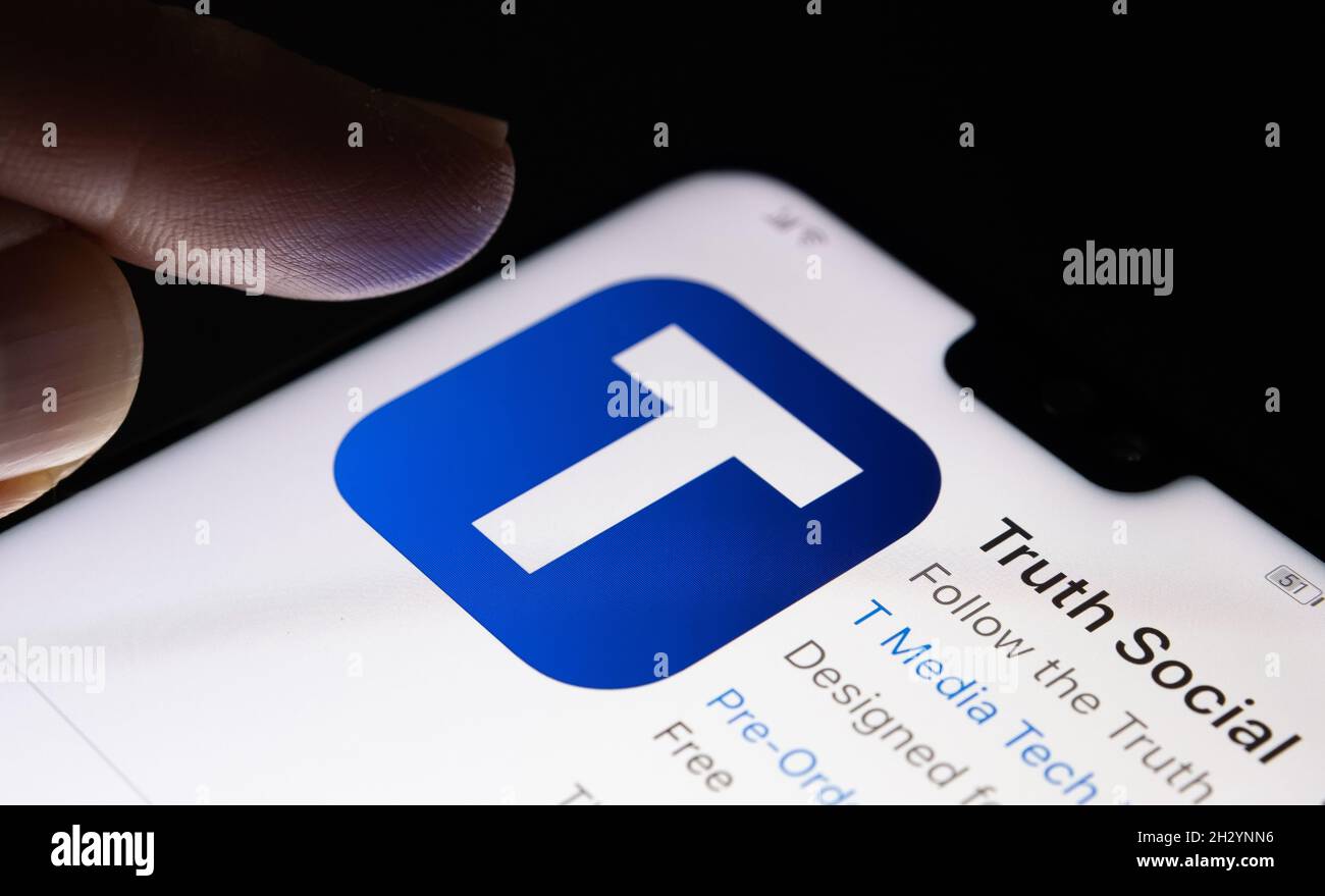 L'app per il social network verità nell'app store visualizzata sullo smartphone. Nuova piattaforma di social media di Donald Trump. Stafford, Regno Unito, 24 ottobre 2021. Foto Stock