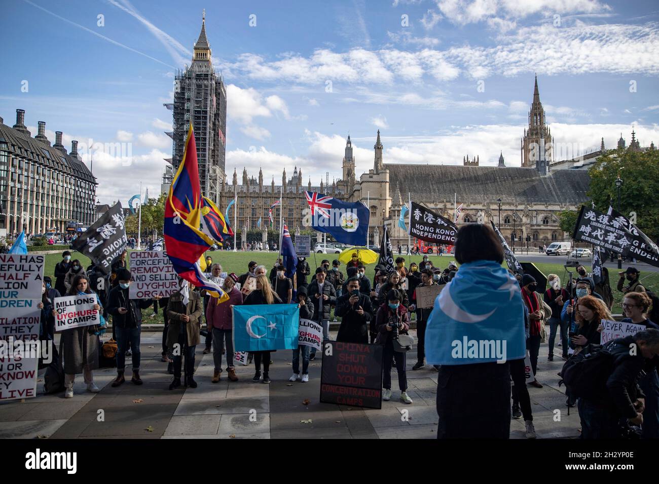 Londra, Regno Unito. 24 ottobre 2021. Un rappresentante di Uyghur parla ai manifestanti durante la manifestazione. Un raduno organizzato da sei diversi gruppi di diritti umani di Uyghur, Tibet e Hong Kong che chiedono “No alle Olimpiadi invernali di Pechino, No al genocidio”, che si è collegato a tre obiettivi fondamentali: "Protesta contro le Olimpiadi invernali di Pechino del 2022", "Uyghurs, tibetani e popolo di Hong Kong" e "consegnare una torcia relè per interpretare lo spirito olimpico". Credit: SOPA Images Limited/Alamy Live News Foto Stock