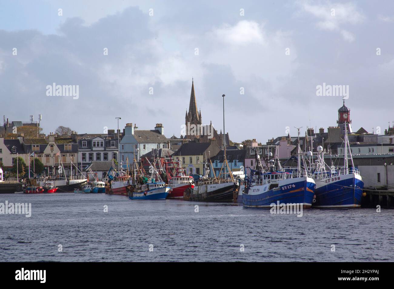 Porto di Stornoway e città vista dai giardini del castello di Lews, Stornoway, Isola di Lewis, Ebridi esterne, Scozia, REGNO UNITO Foto Stock