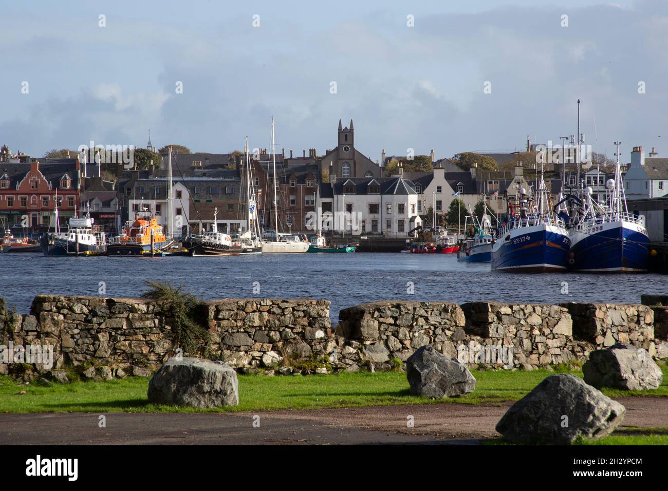 Porto di Stornoway e città vista dai giardini del castello di Lews, Stornoway, Isola di Lewis, Ebridi esterne, Scozia, REGNO UNITO Foto Stock