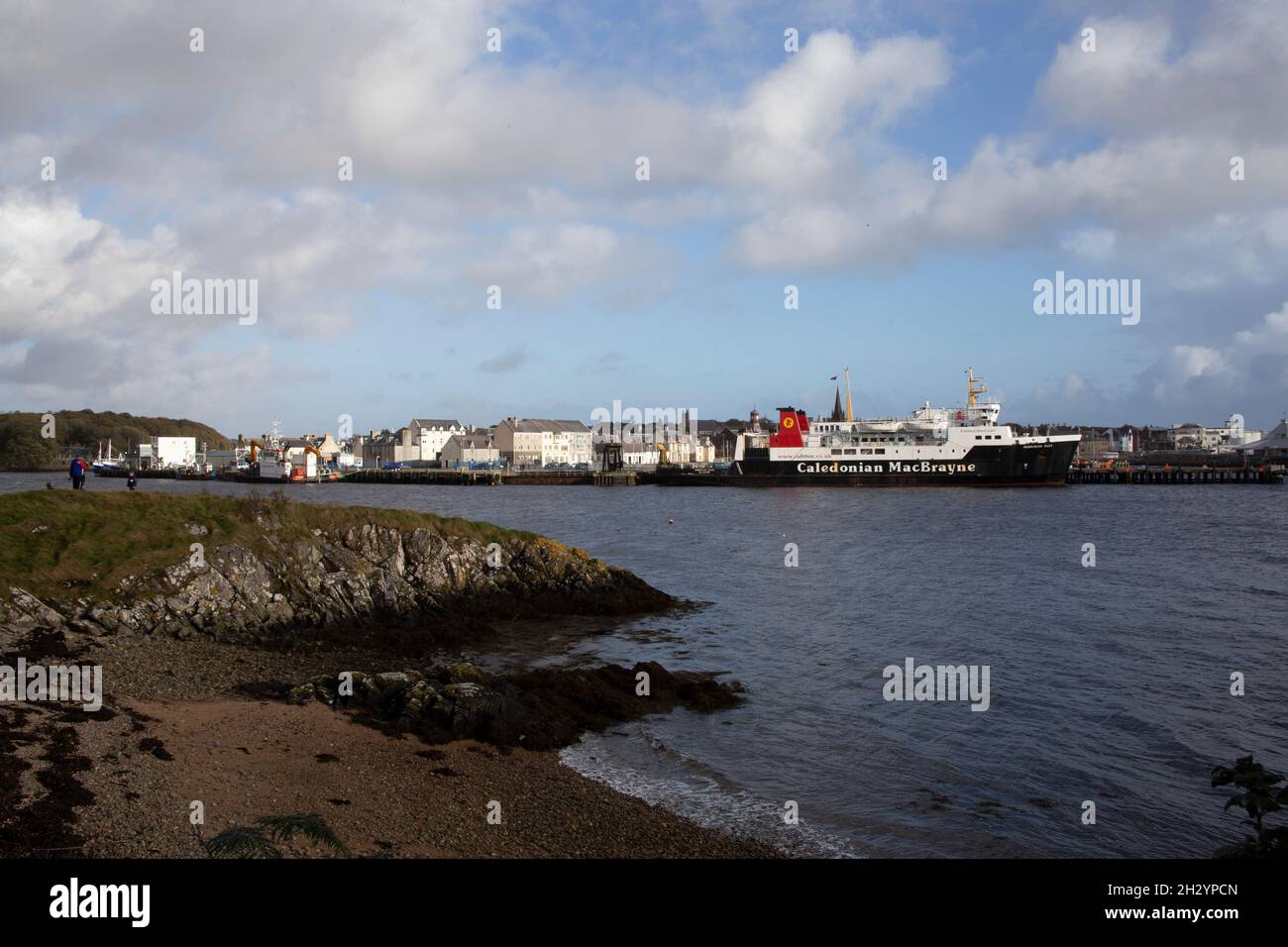 Porto di Stornoway visto dai giardini del castello di Lews, Stornoway, Isola di Lewis, Ebridi esterne, Scozia, REGNO UNITO Foto Stock