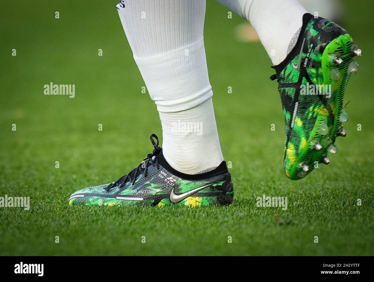 Londra, Regno Unito. 24 ottobre 2021. Le scarpe da calcio Nike Phantom  personalizzate di Harry Kane of Spurs durante la partita della Premier  League tra West Ham United e Tottenham Hotspur all'Olympic