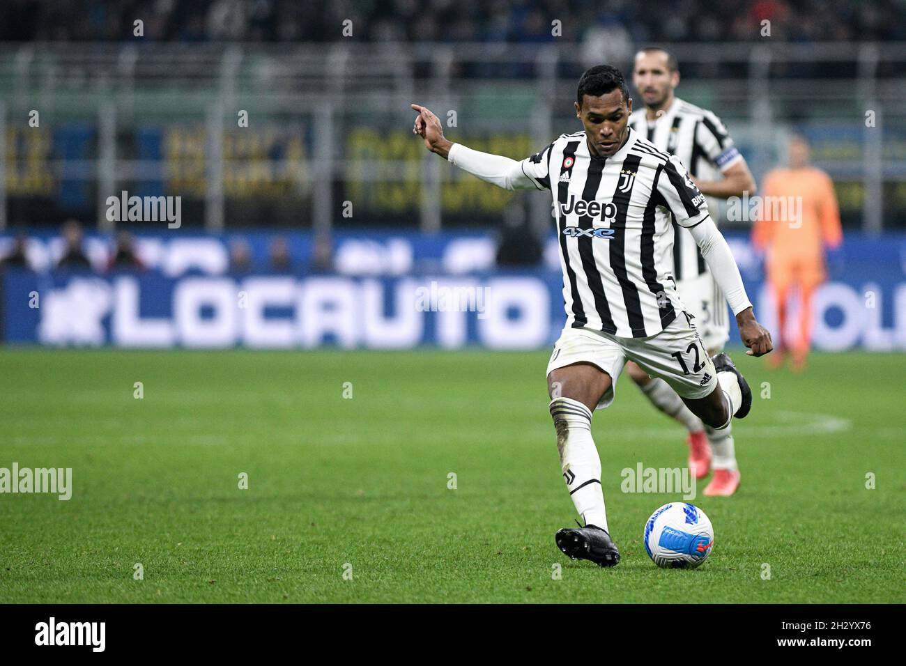 Milano, Italia - 24 Ottobre 2021: Alex Sandro della Juventus spara la palla durante la Serie A Campionato Italiano di calcio partita FC Internazionale vs Juventus allo Stadio San Siro Foto Stock