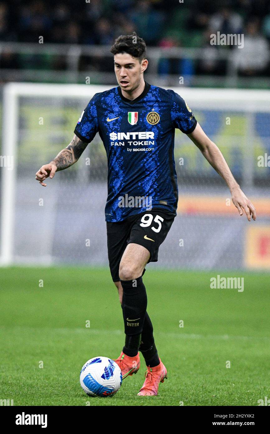 Milano, Italia - 24 Ottobre 2021: Alessandro Bastoni del FC Internazionale controlla la palla durante la Serie A Campionato Italiano di calcio partita FC Internazionale vs Juventus allo Stadio San Siro Foto Stock