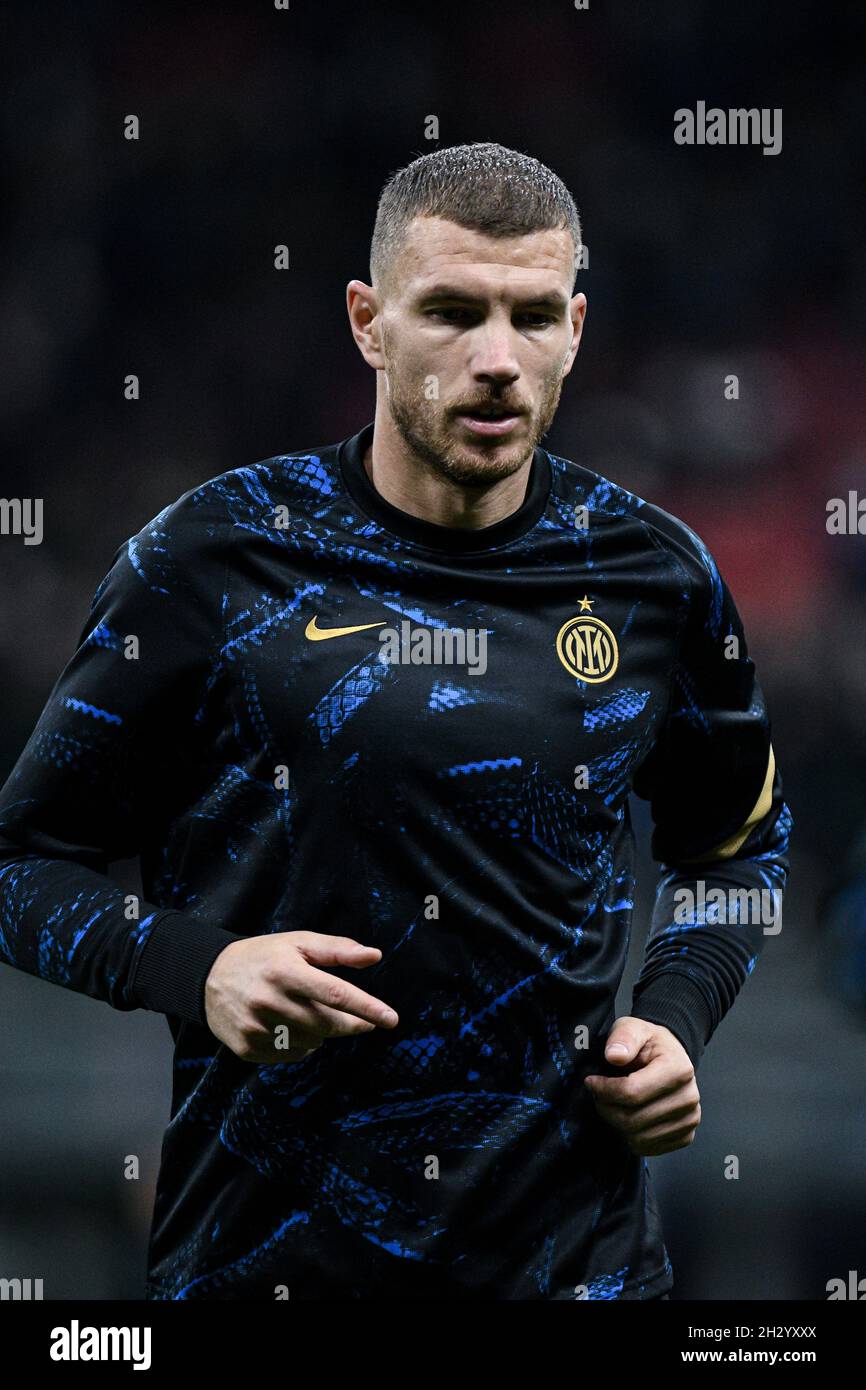 Milano, Italia - 24 Ottobre 2021: Edin Džeko del FC Internazionale si scalda davanti alla Serie A Campionato Italiano di calcio partita FC Internazionale vs Juventus allo Stadio San Siro Foto Stock