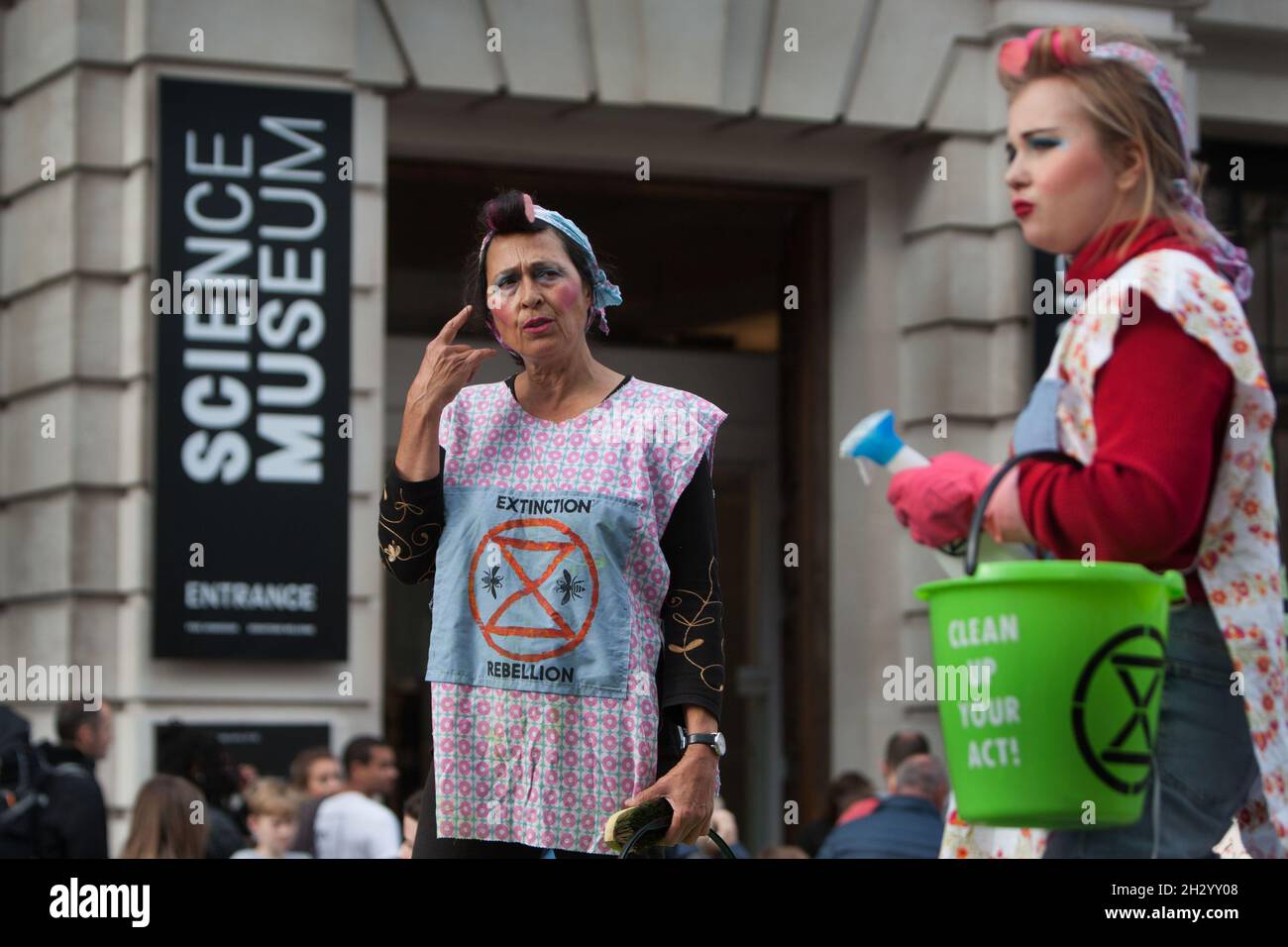 Londra, Regno Unito. 24 ottobre 2021. I manifestanti vestiti come scrubbers mettono in evidenza al loro pubblico il terribile lavaggio verde che sta accadendo al Museo della Scienza. I manifestanti di estinzione della ribellione insistono sul fatto che il Science Museum smetta di ricevere la sponsorizzazione da multinazionali del petrolio e del gas come Shell e BP. Accettando la sponsorizzazione di alcuni dei più grandi inquinatori del mondo, i prestigiosi musei li stanno aiutando a ripulire la loro immagine e a continuare la loro devastante distruzione planetaria. Credit: SOPA Images Limited/Alamy Live News Foto Stock