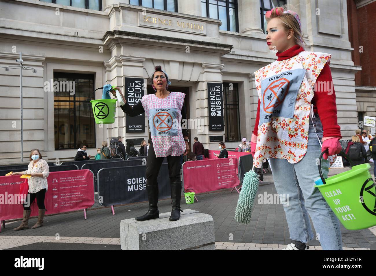 Londra, Regno Unito. 24 ottobre 2021. I manifestanti vestiti come scrubbers mettono in evidenza al loro pubblico il terribile lavaggio verde che sta accadendo al Museo della Scienza. I manifestanti di estinzione della ribellione insistono sul fatto che il Science Museum smetta di ricevere la sponsorizzazione da multinazionali del petrolio e del gas come Shell e BP. Accettando la sponsorizzazione di alcuni dei più grandi inquinatori del mondo, i prestigiosi musei li stanno aiutando a ripulire la loro immagine e a continuare la loro devastante distruzione planetaria. Credit: SOPA Images Limited/Alamy Live News Foto Stock