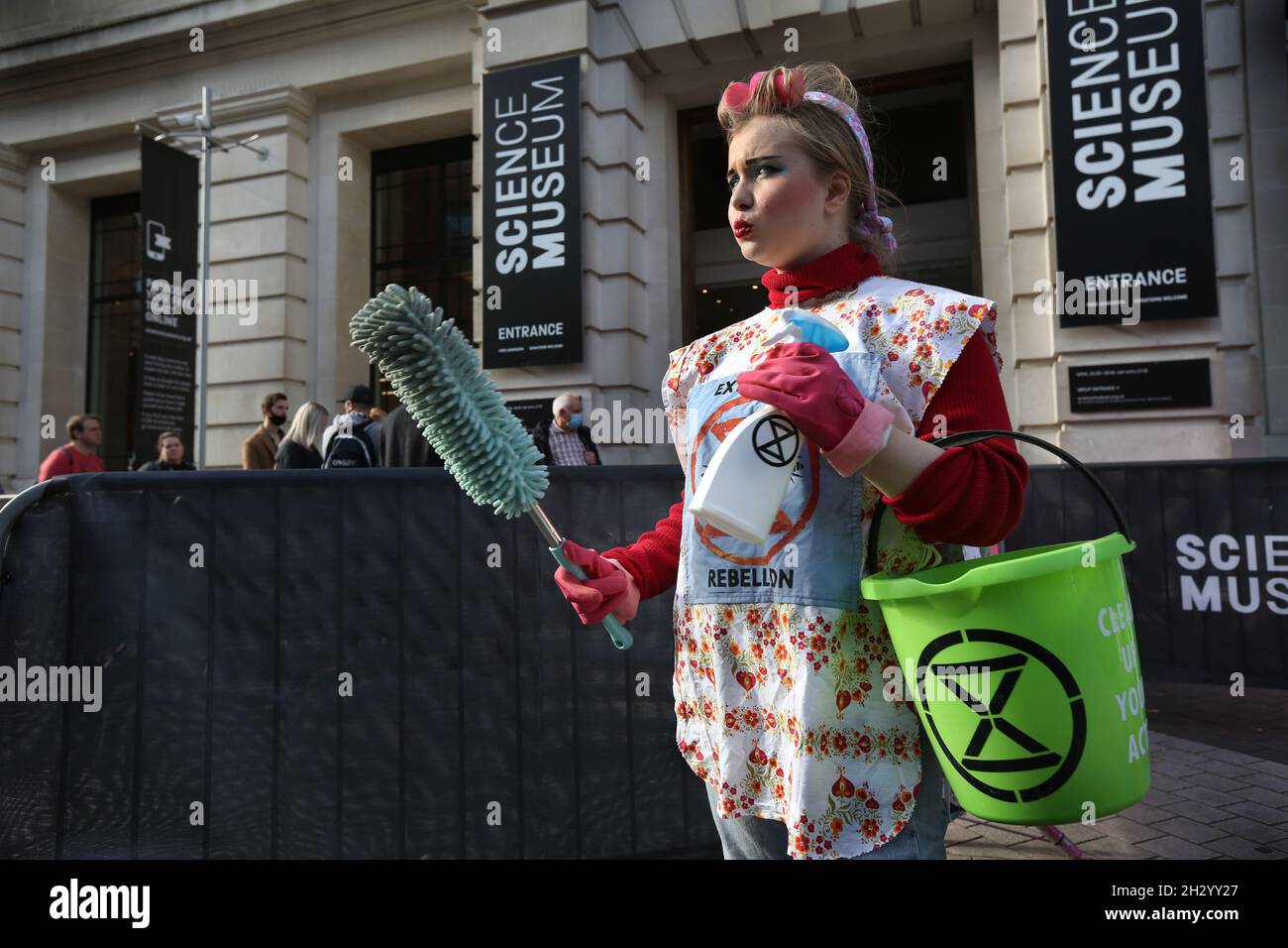 Londra, Regno Unito. 24 ottobre 2021. Un manifestante visto vestito come un scrubber durante la protesta di ribellione di estinzione.la ribellione di estinzione insiste che il Museo della Scienza smette di ricevere la sponsorizzazione da multinazionali del petrolio e del gas come Shell e BP. Accettando la sponsorizzazione di alcuni dei più grandi inquinatori del mondo, i prestigiosi musei li stanno aiutando a ripulire la loro immagine e a continuare la loro devastante distruzione planetaria. Credit: SOPA Images Limited/Alamy Live News Foto Stock