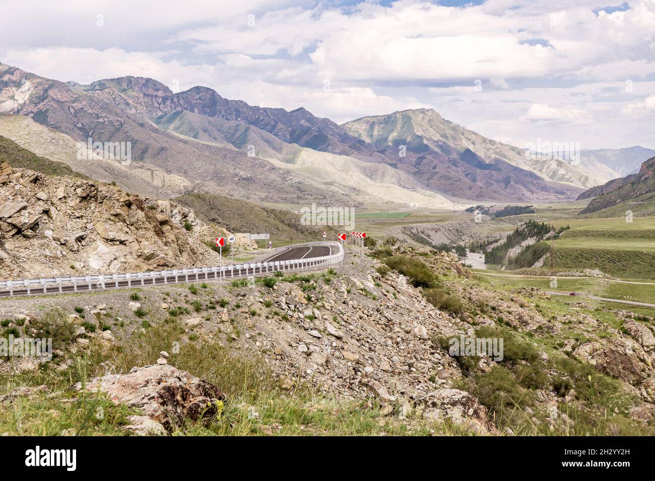 Pericolosa strada di montagna tortuosa lastricata nelle rocce tra il crinale e il fiume. Il tratto di Chuisky corre tra la catena montuosa di Saldzhar e la Foto Stock