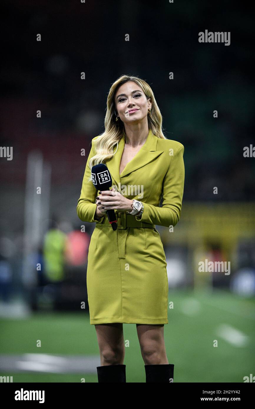 Milano, Italia - 24 Ottobre 2021: Diletta Leotta in testa alla Serie A Campionato Italiano di calcio FC Internazionale vs Juventus allo Stadio San Siro Foto Stock