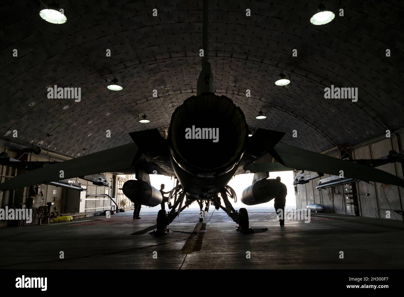 U.S. Air Force F-16 Fighting Falcon i manutentori del jet eseguono controlli pre-volo su un'aeronautica statunitense F-16C dal 480esimo Fighter Squadron durante Blue Flag 21 presso la Uvda Air base, Israele, 24 ottobre 2021. Blue Flag è un evento di formazione biennale guidato da Israele, essenziale per costruire e mantenere l'interoperabilità difensiva e garantire il vantaggio militare qualitativo di Israele e degli alleati. (STATI UNITI Air Force foto di Tech. SGT. Maeson L. Elleman) Foto Stock